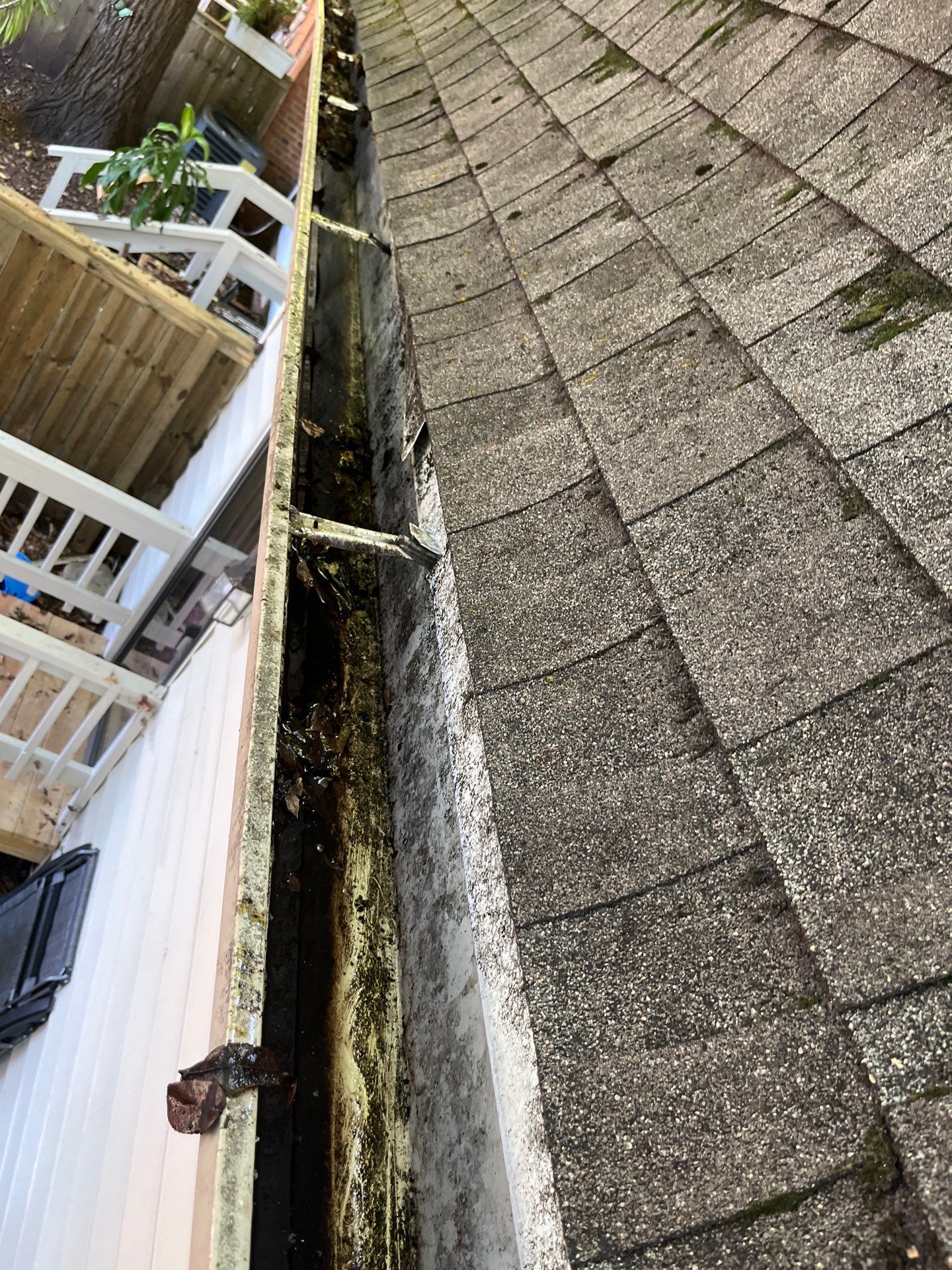 Commercial gutter cleaning Clarksville, TN after photo with clean gutters