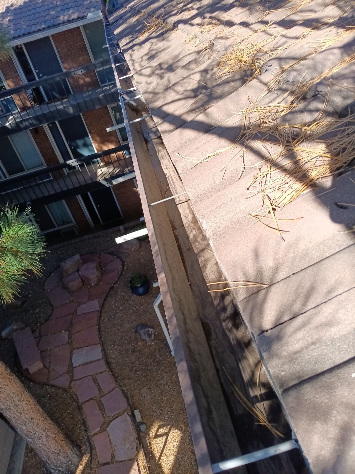 Commercial gutter cleaning Georgia after photo with clean gutters
