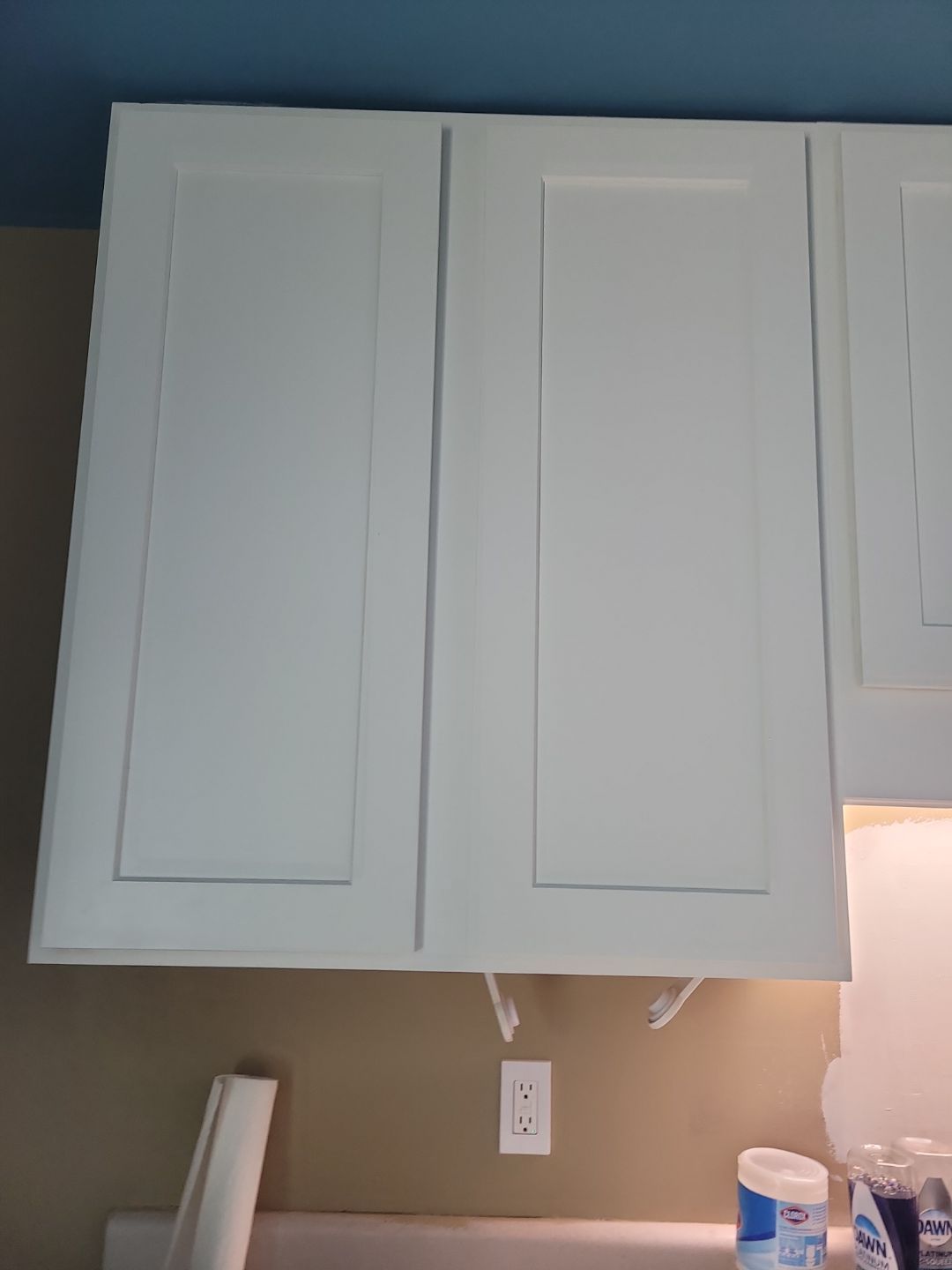Holly Springs Kitchen Remodel – Two-Tone Shaker Cabinets & Open-Concept Design by Elite Remodeling and Design LLC