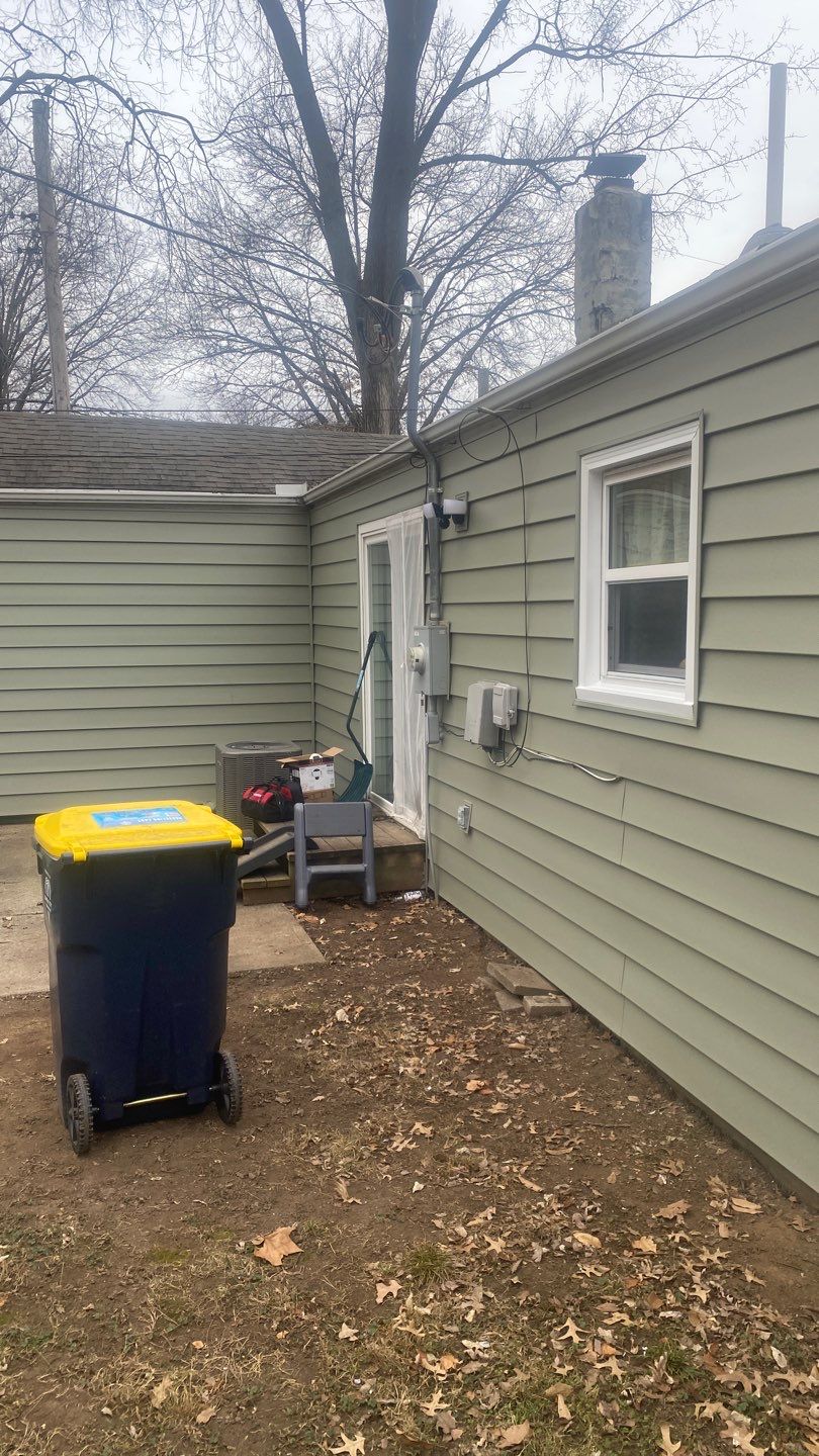 A whole new look for this Gladstone Home by EEC Windows, Siding & Roofing