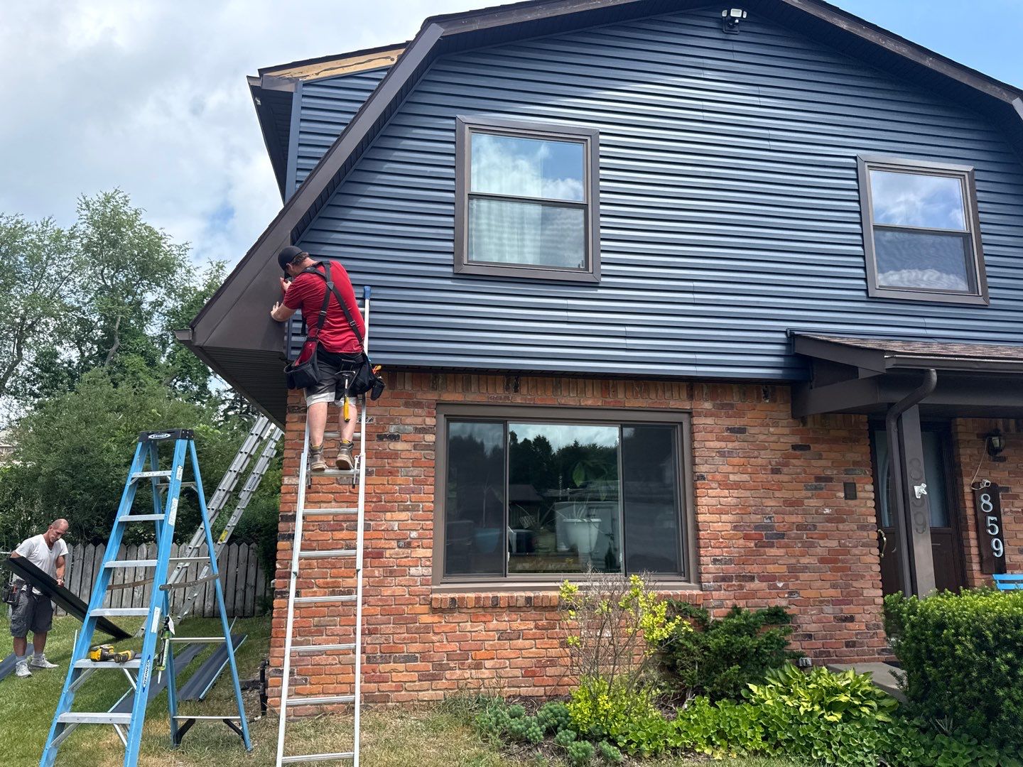 Siding Replacement using Alside Charter Oak D4.5" by 180 Contractors