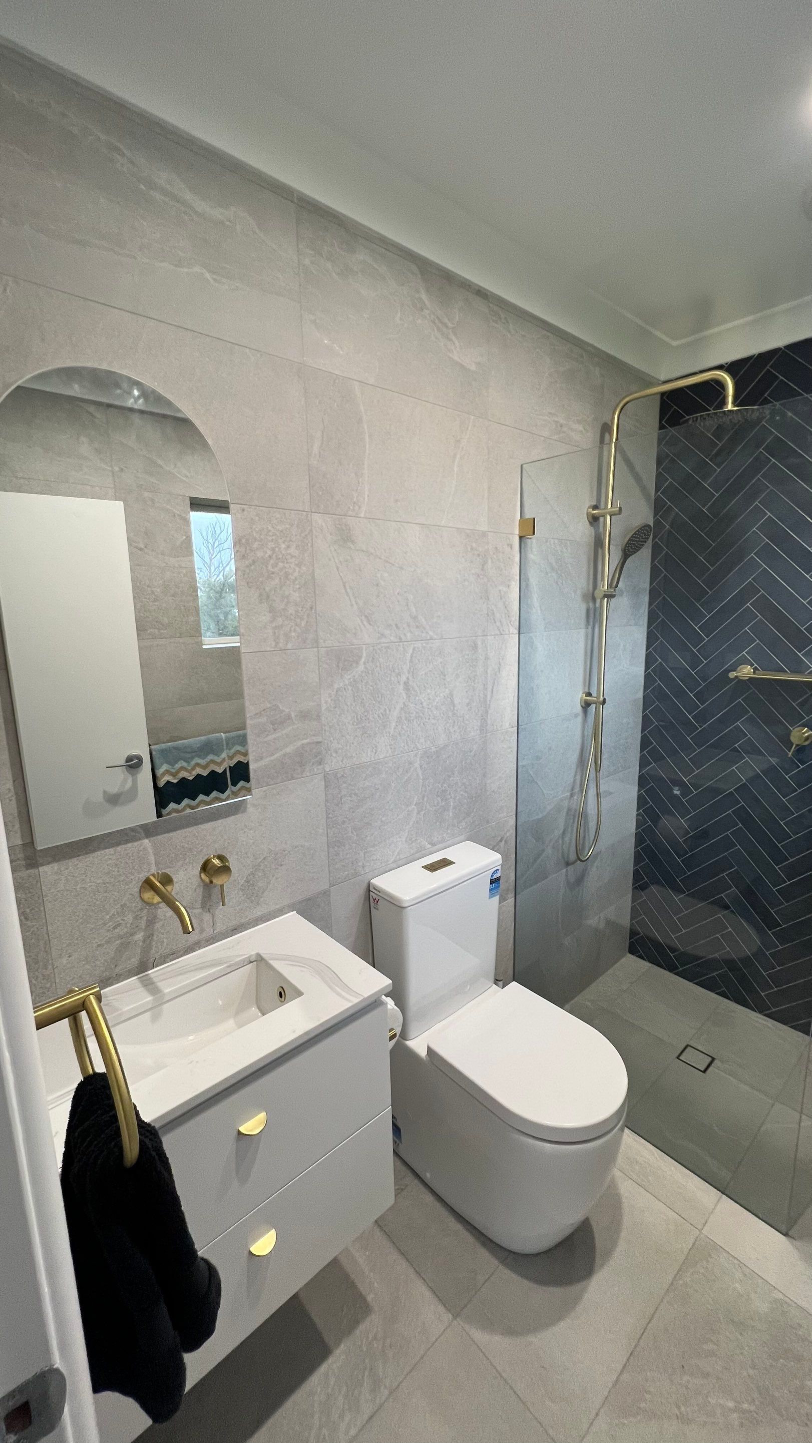 Small Ensuite Renovation by Re-seal Bathrooms
