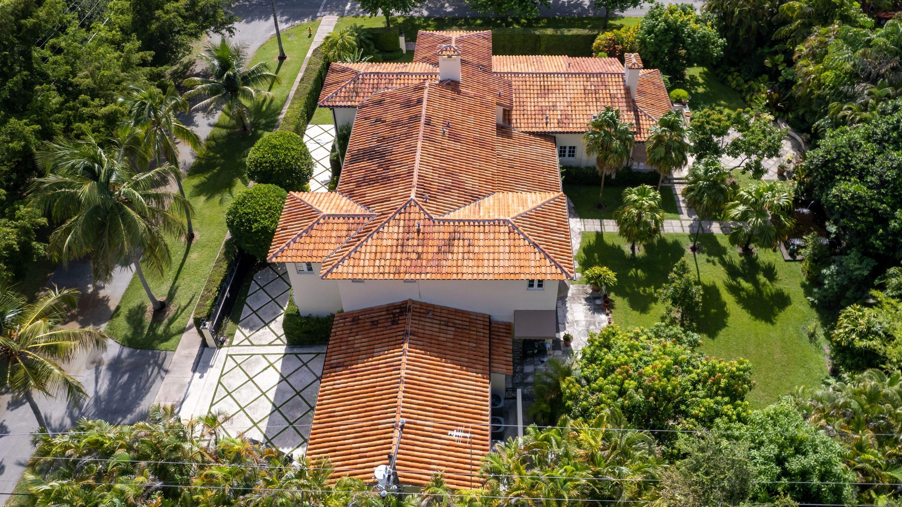 Granada Handmade Barrel Tile - Flashed Blend by Istueta Roofing