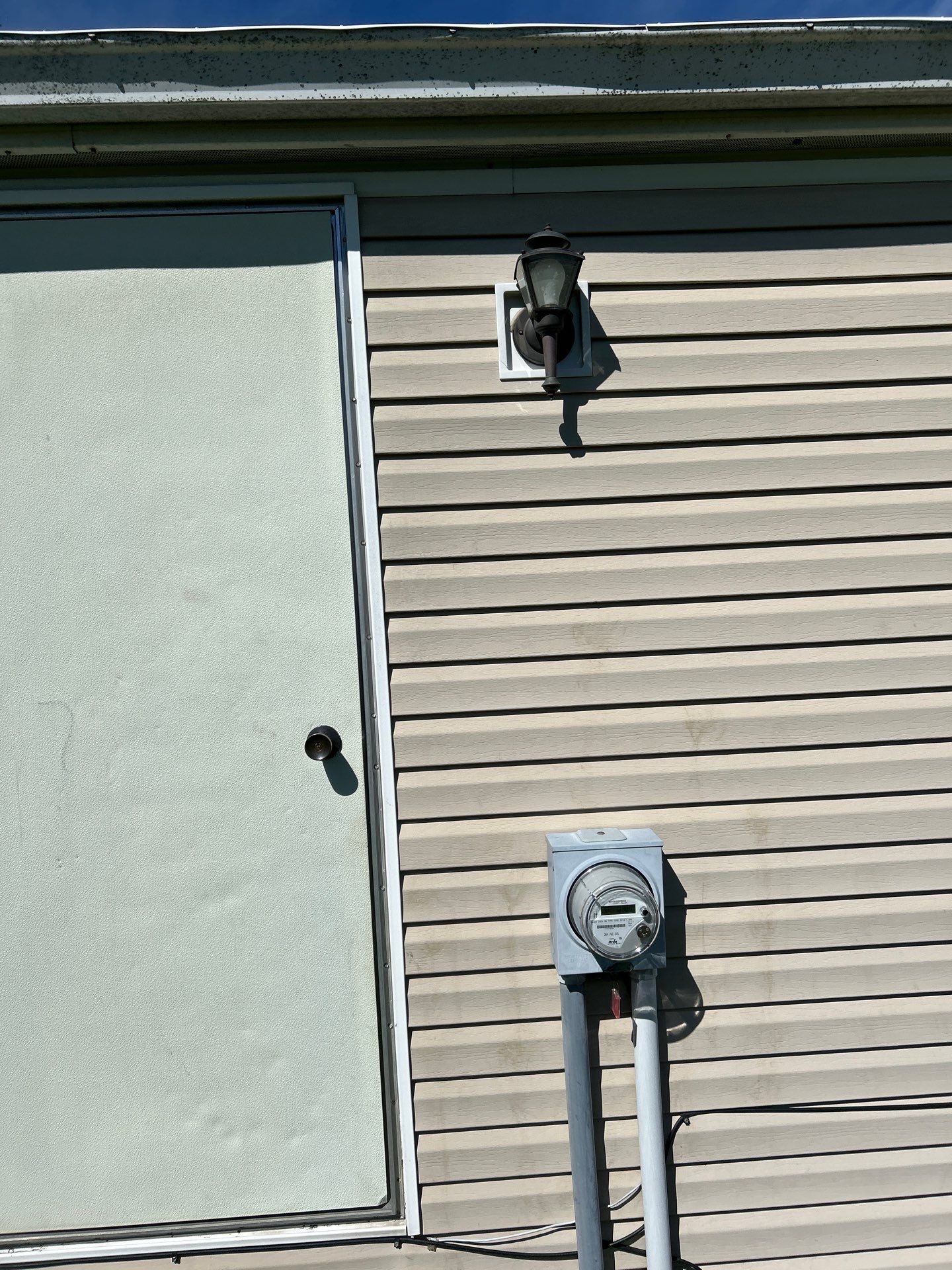 Roof and Siding Replacement using Norandex Cedar Knoll Graphite Siding and Owens Corning Durations in Onyx Black by WIW Enterprises Inc