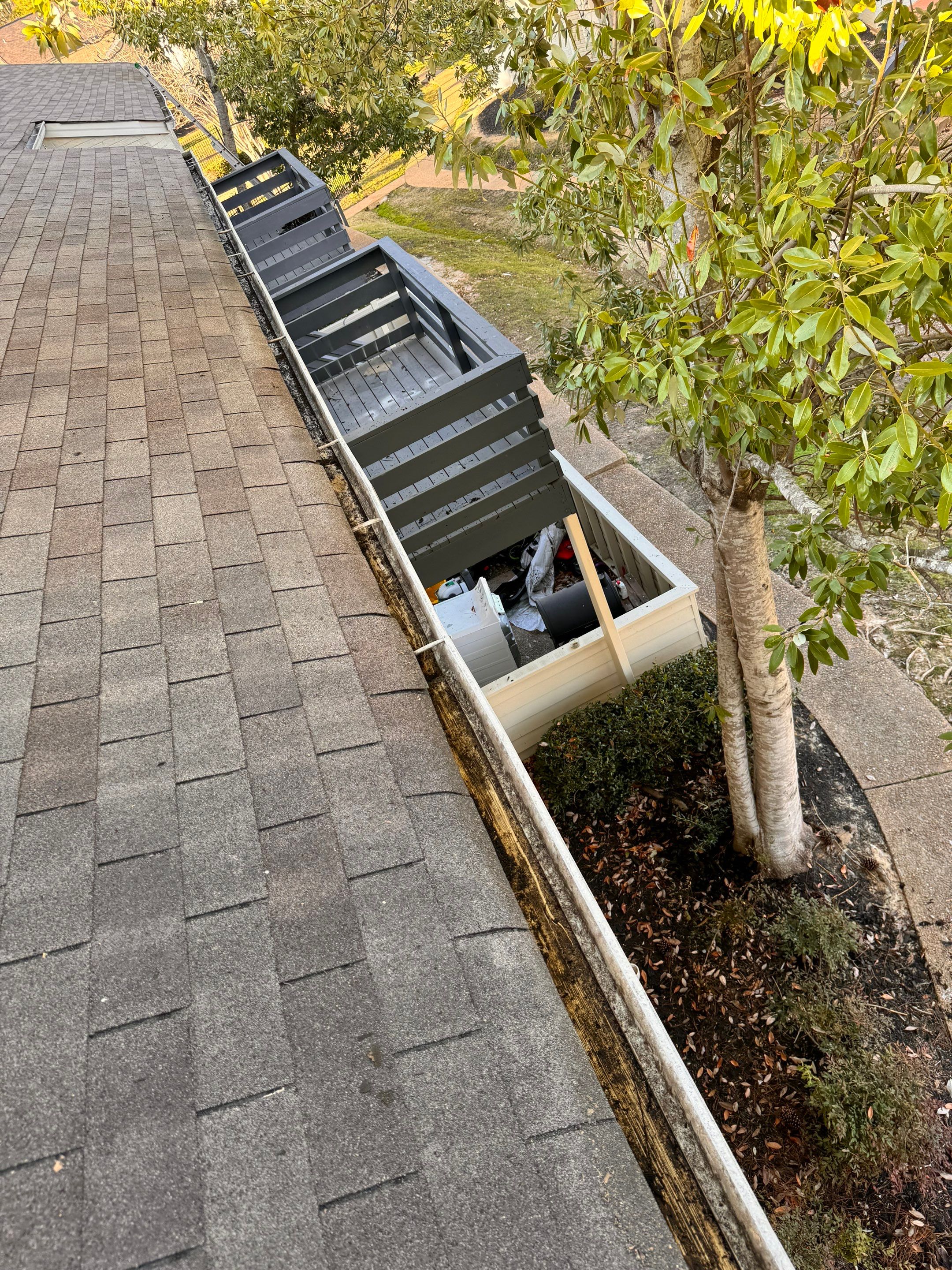 HOA gutter cleaning after photo.