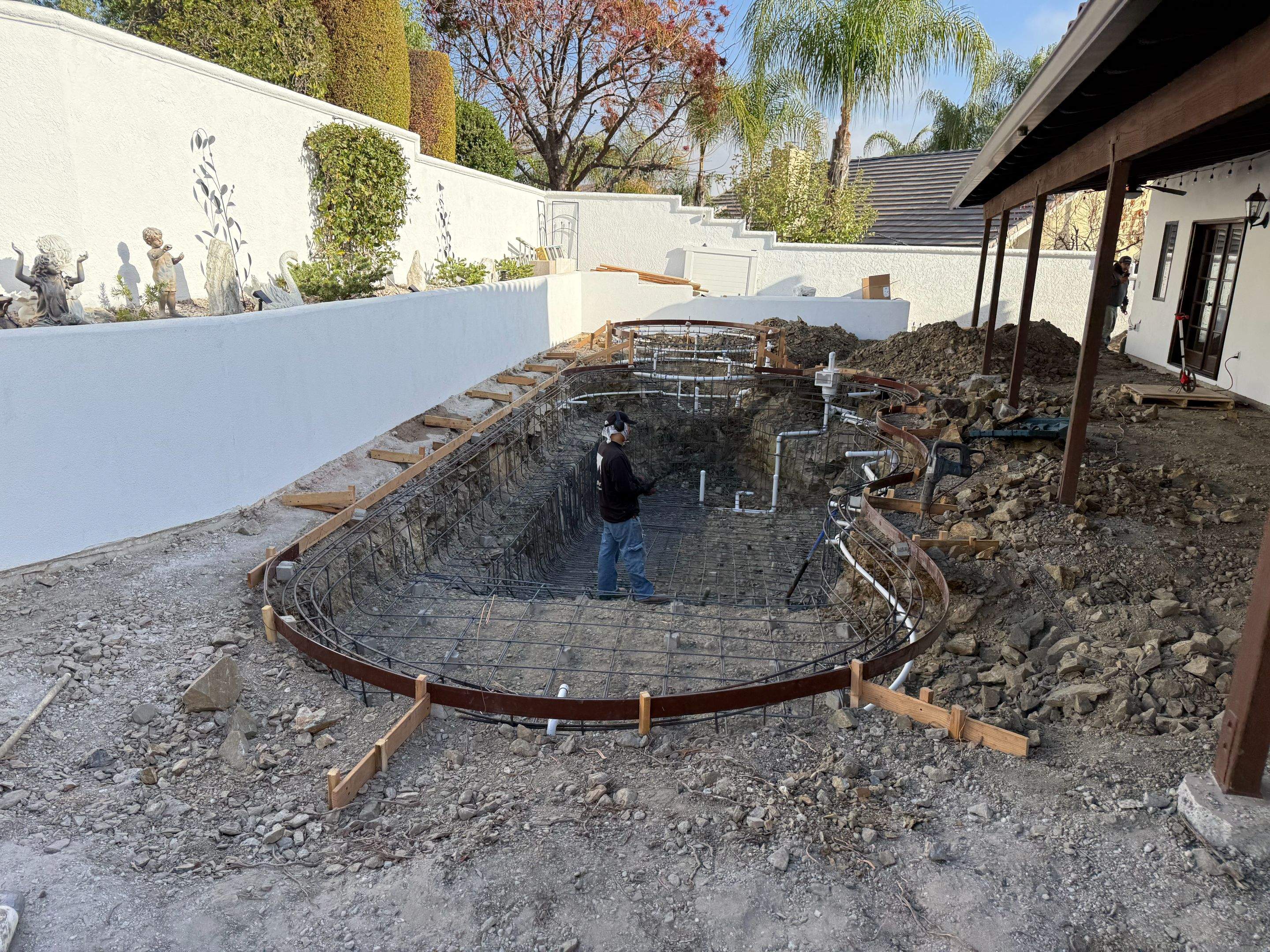 Pool and spa freeform travertine coping by Premier Pools and Spas Temecula