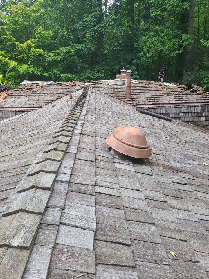 Fairfax Station: CertainTeed Landmark Pro Designer Shingles in Max Def Resawn Shake by RM Banning, Inc.