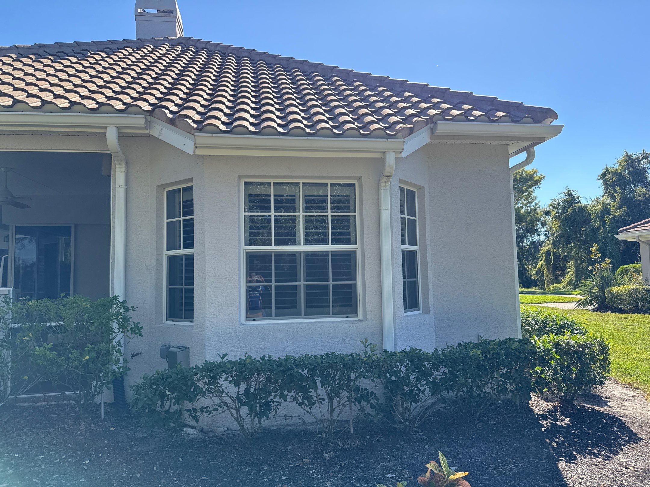 House Wash, Pool Deck & Screen Enclosure Cleaning | University Park, Sarasota FL by Sunshine AquaWash