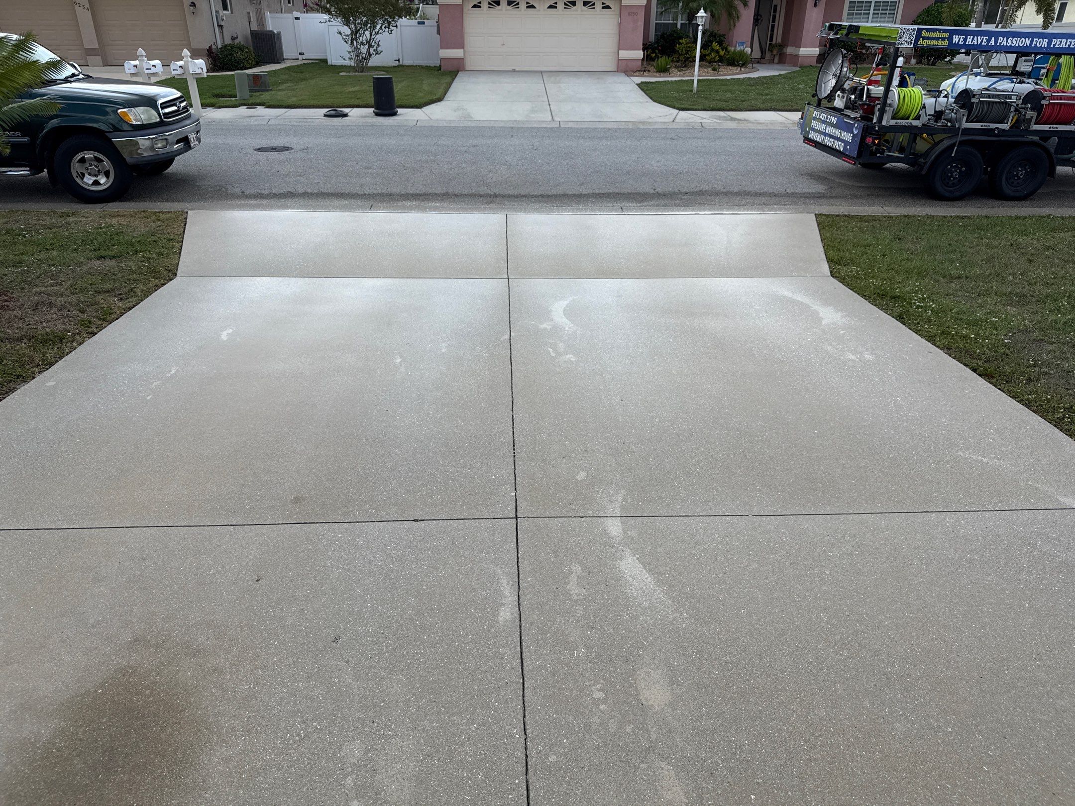 Concrete Driveway Cleaning in Arbor Creek Community – Palmetto, FL by Sunshine AquaWash