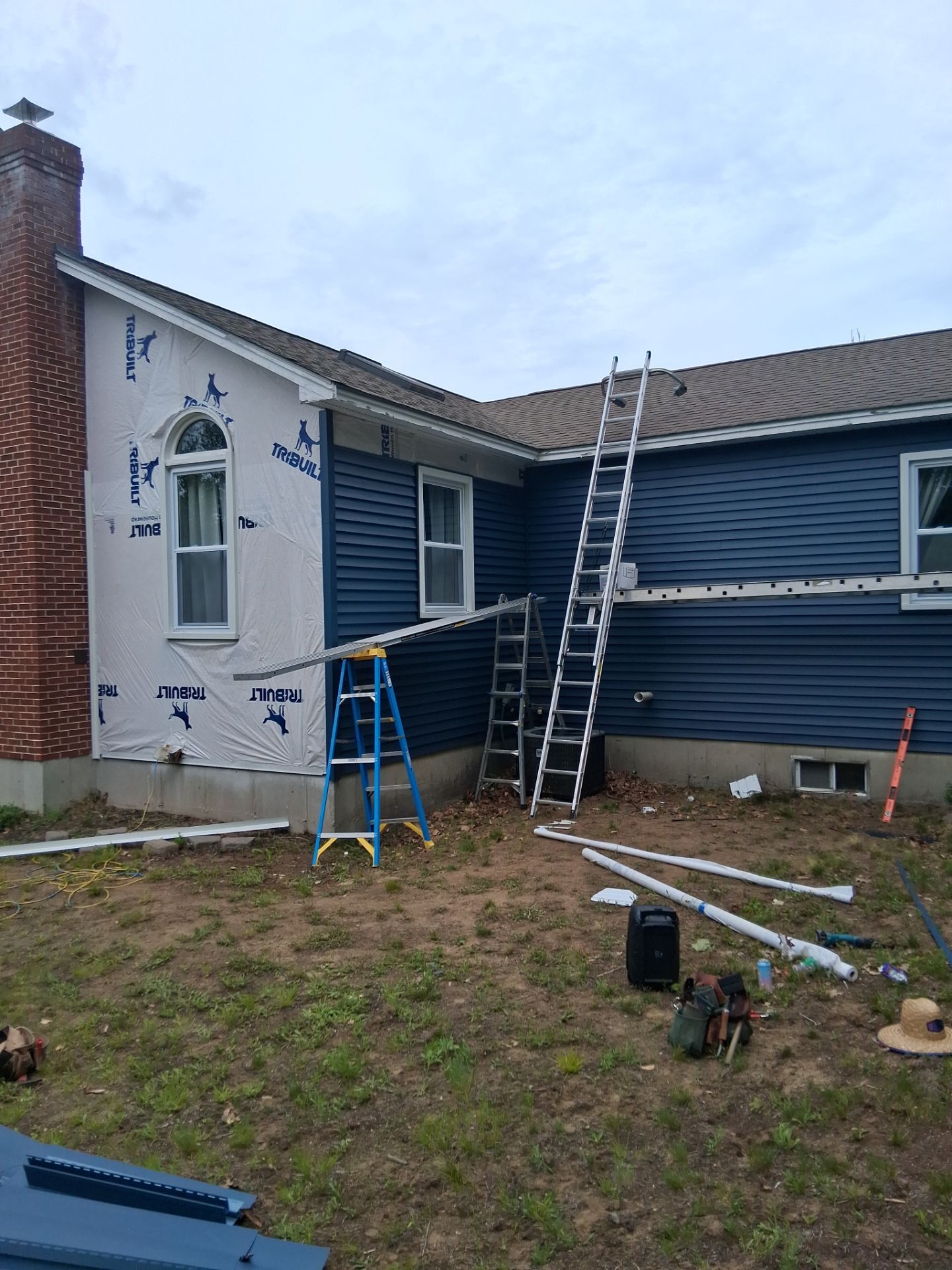 Barnstead, NH – Premium Vinyl Siding Transformation by Tall pine roofing