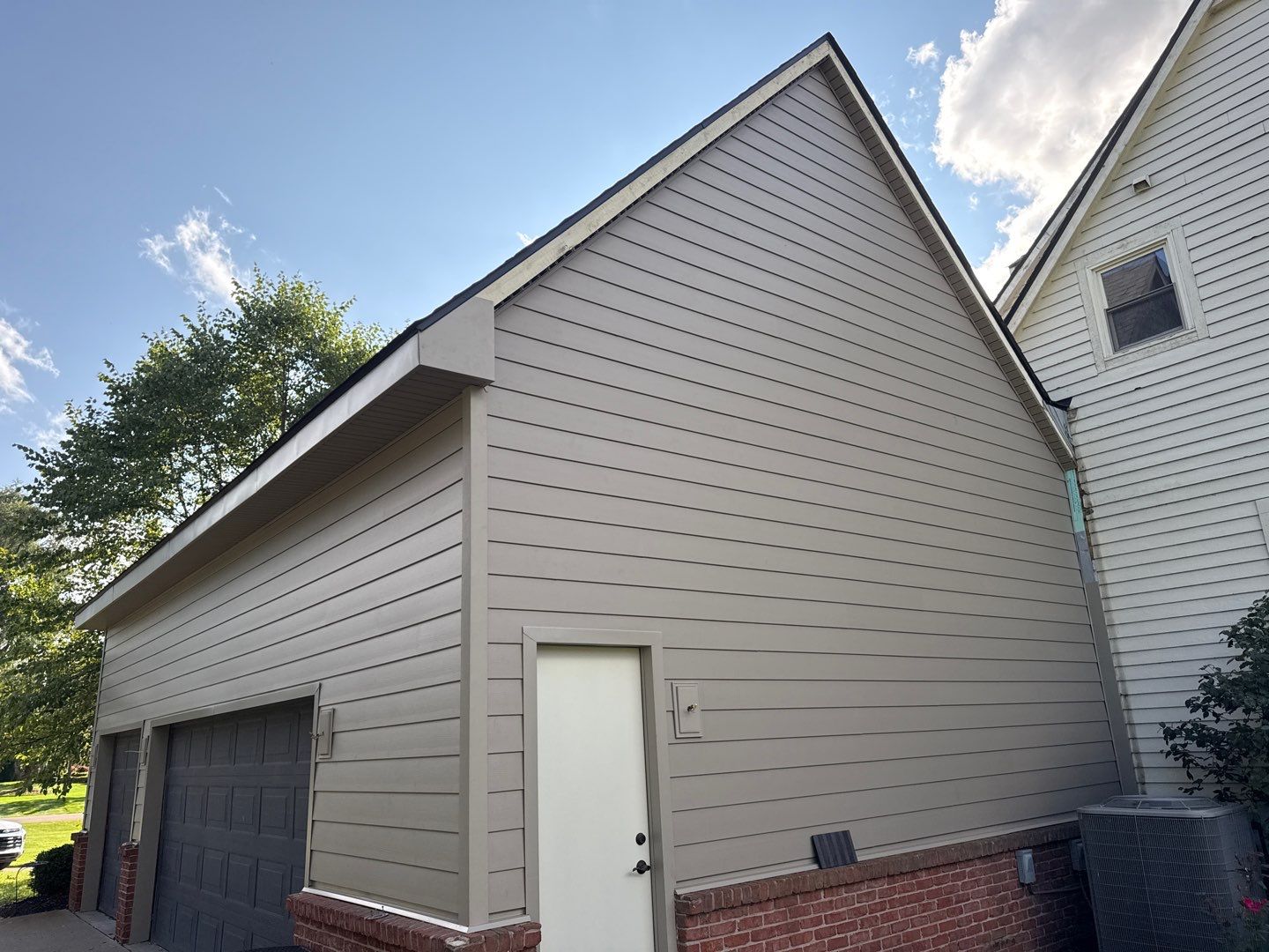 Siding Replacement using Alside S7 Cedar Mill Grain Pebble by 180 Contractors