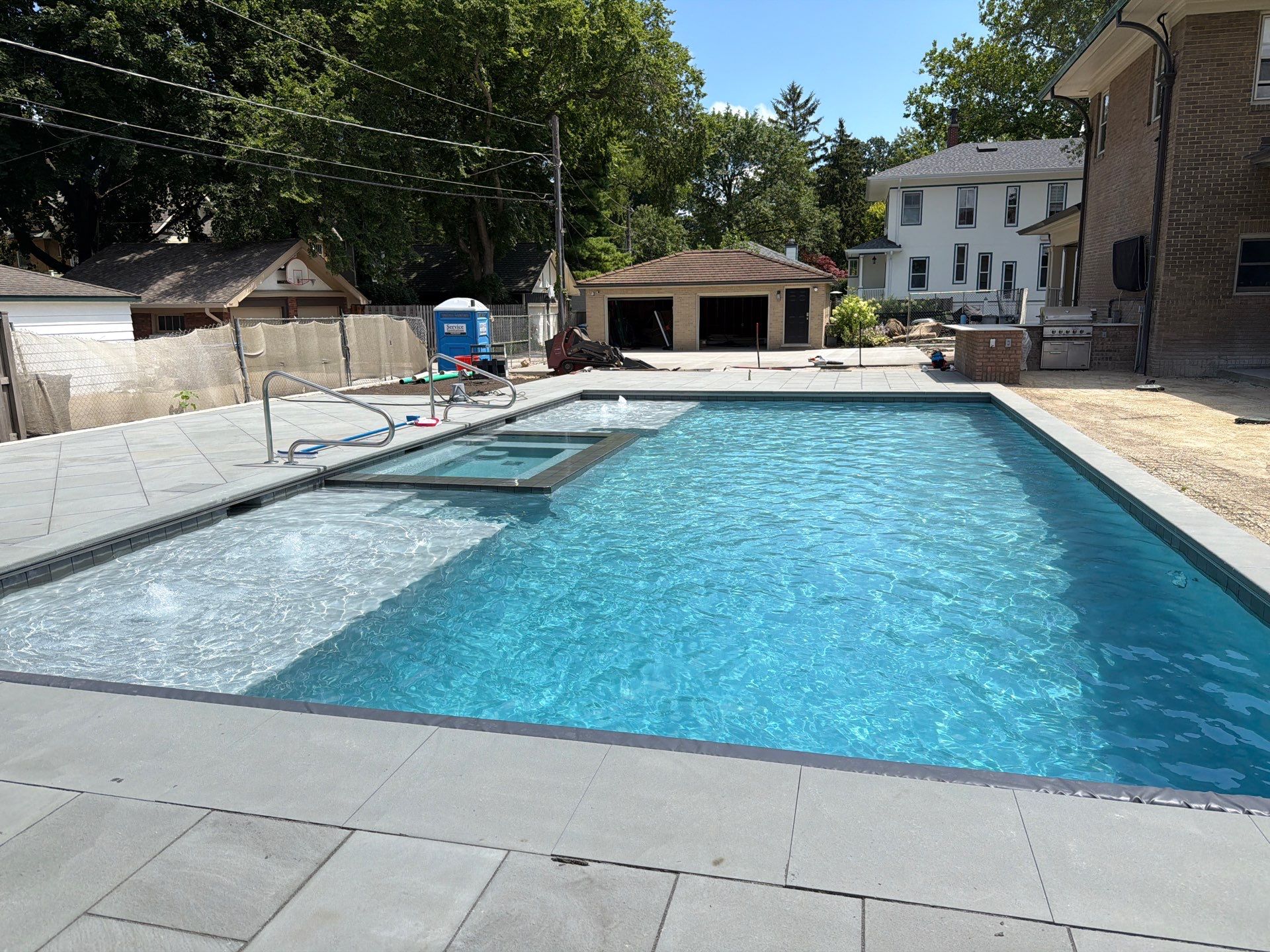 Platino Pool with Center Spa by North Shore Pool & Spa