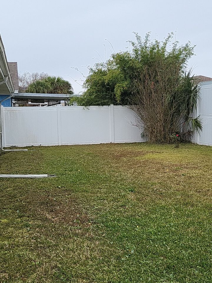 Nice clean look by Hip Square Fence Inc.