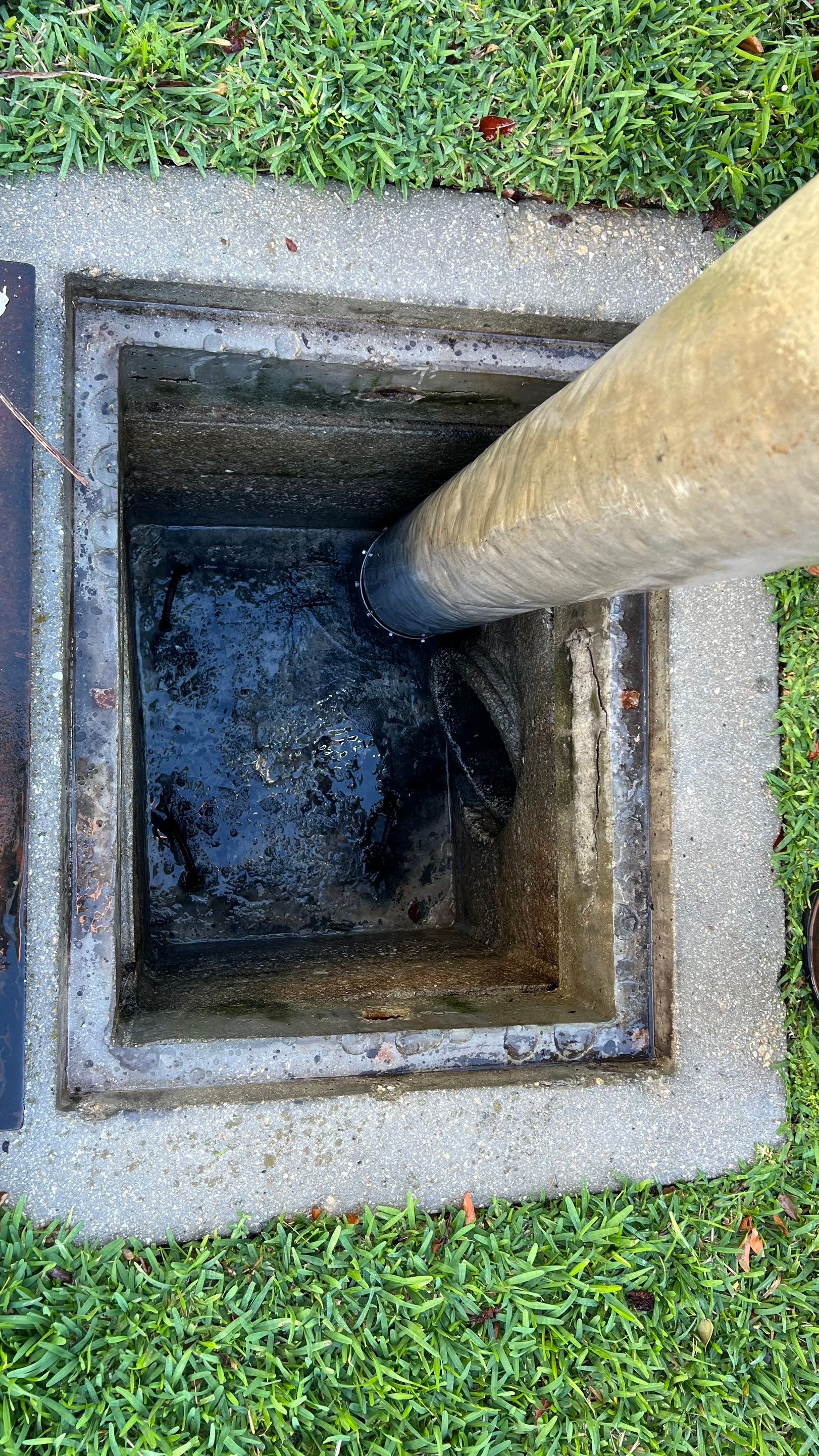 Stromwater System Maintenance at Bill Smith Appliances / Critter Cafe Marco Island Catch Basin by Don Mar, Inc. Storm Water Solutions