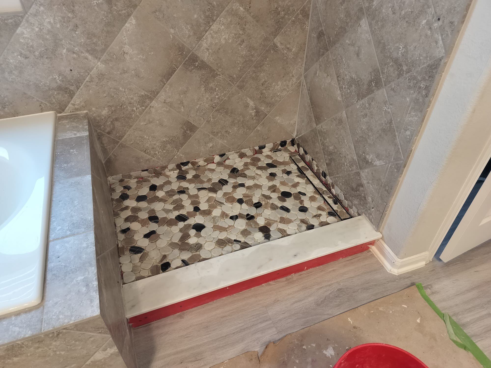 Master Bath Meets The Outdoors: Martha Acevedo's Custom Transformation! 🛁➡️🌳 by Texas Urban Elements