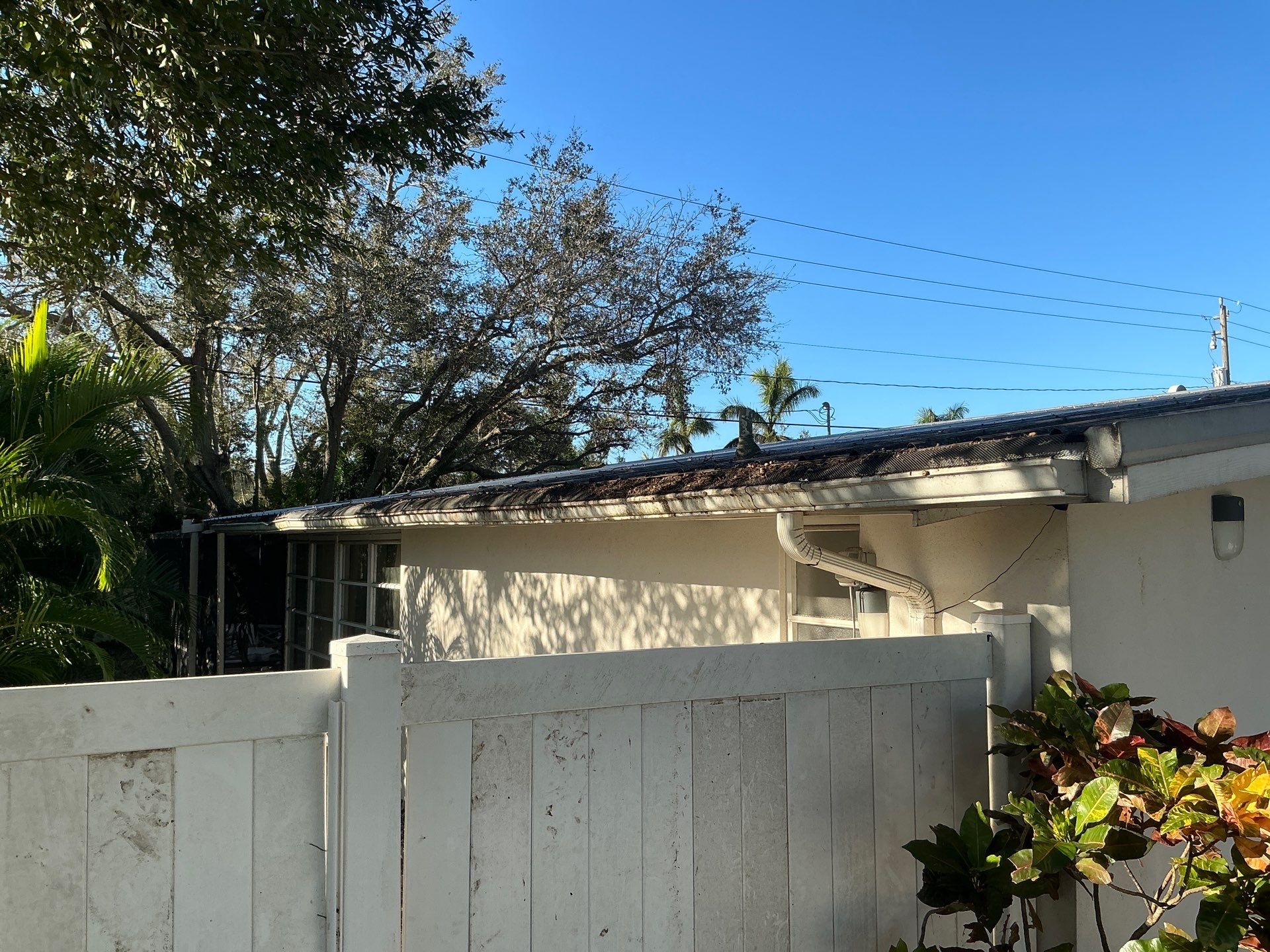 6 Inch Seamless Gutters using White Seamless Gutters in Sarasota FL by Gutter Professors