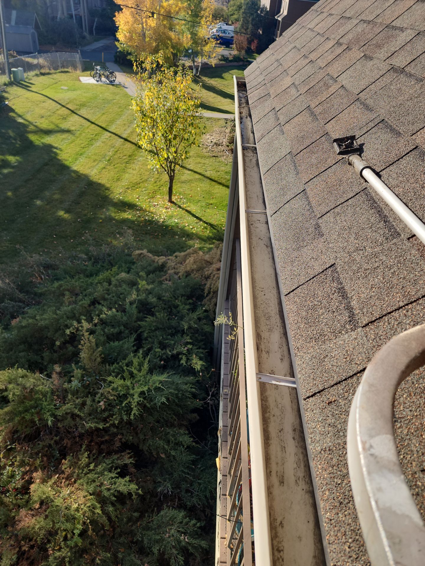 Commercial gutter cleaning Montana after photo with clean gutters