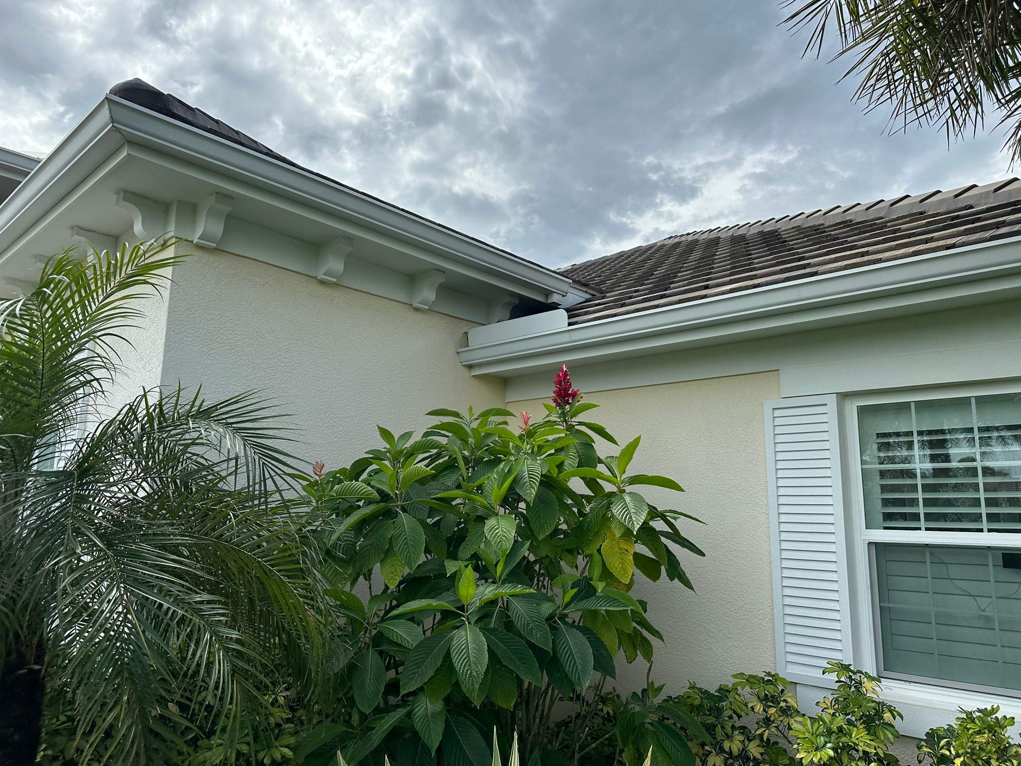 House Wash & Pool Screen Enclosure Cleaning in Winding River Community, Bradenton, FL | Sunshine AquaWash by Sunshine AquaWash