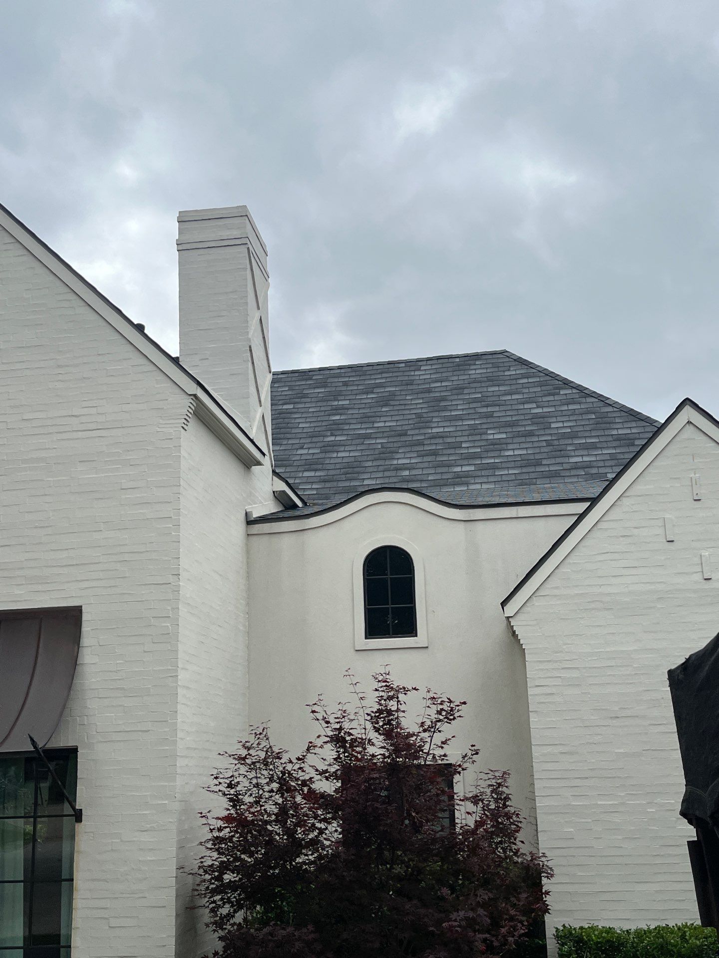 White brick with GAF Slateline English Grey by Tejas Roofworks + Restoration