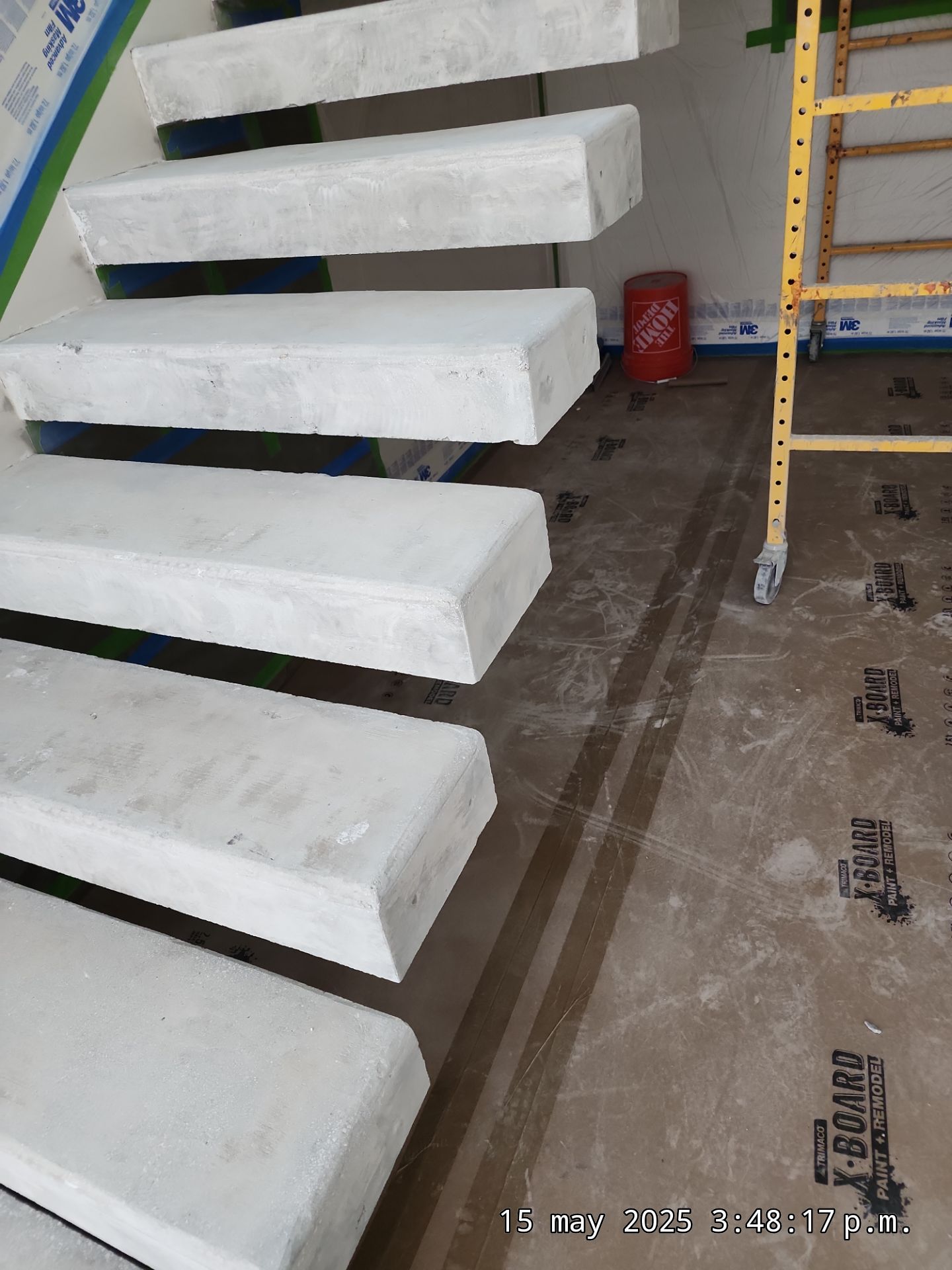 Microtopping over Steps by Seamless Surfaces