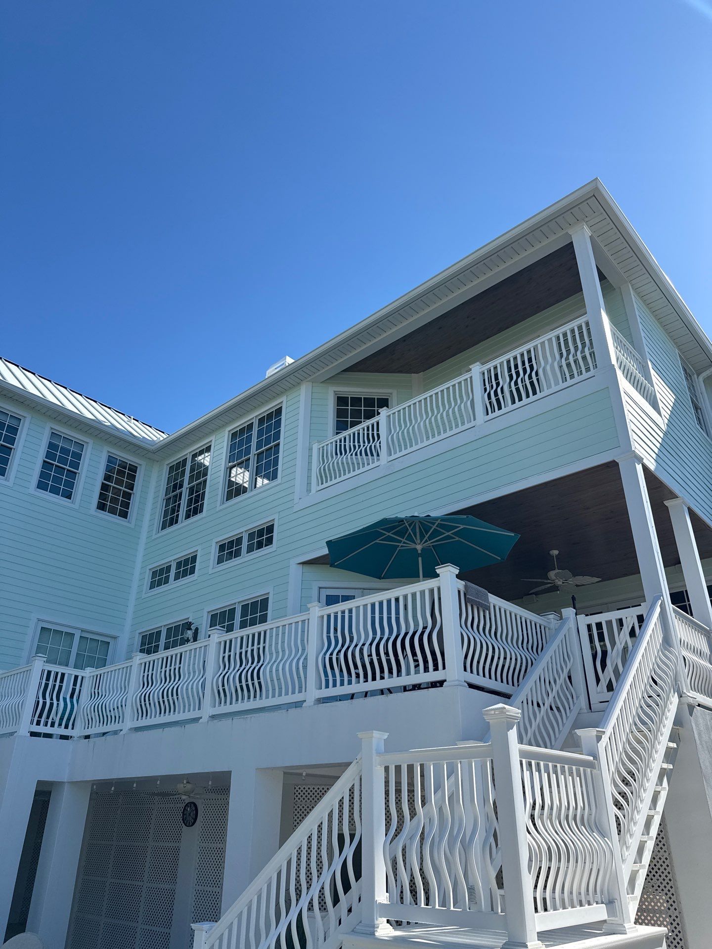 White K Style Seamless Gutters using 6 Inch Seamless Gutters in Siesta Key FL by Gutter Professors