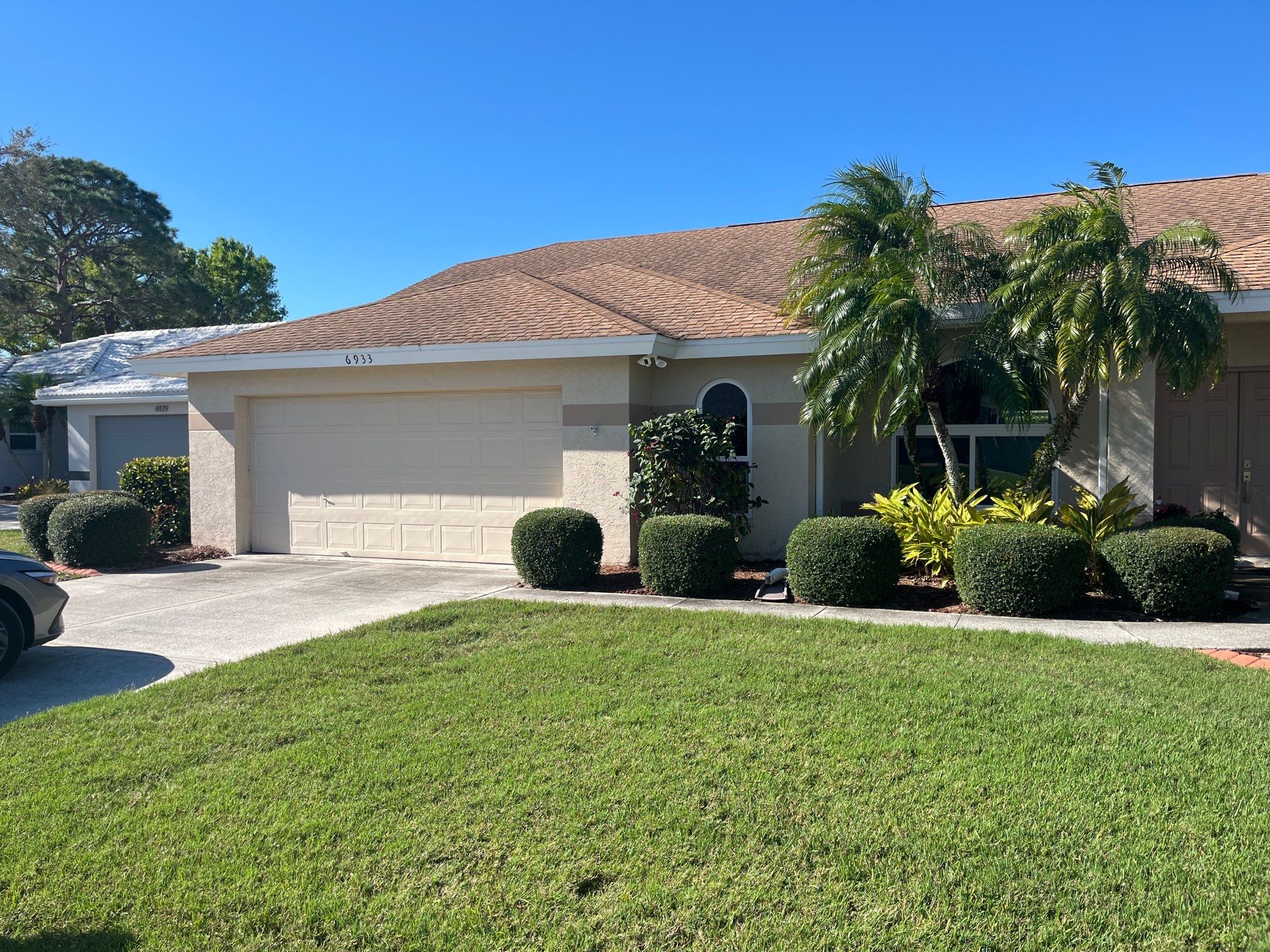 White Seamless Gutters using 6 Inch Seamless Gutters in Sarasota FL by Gutter Professors
