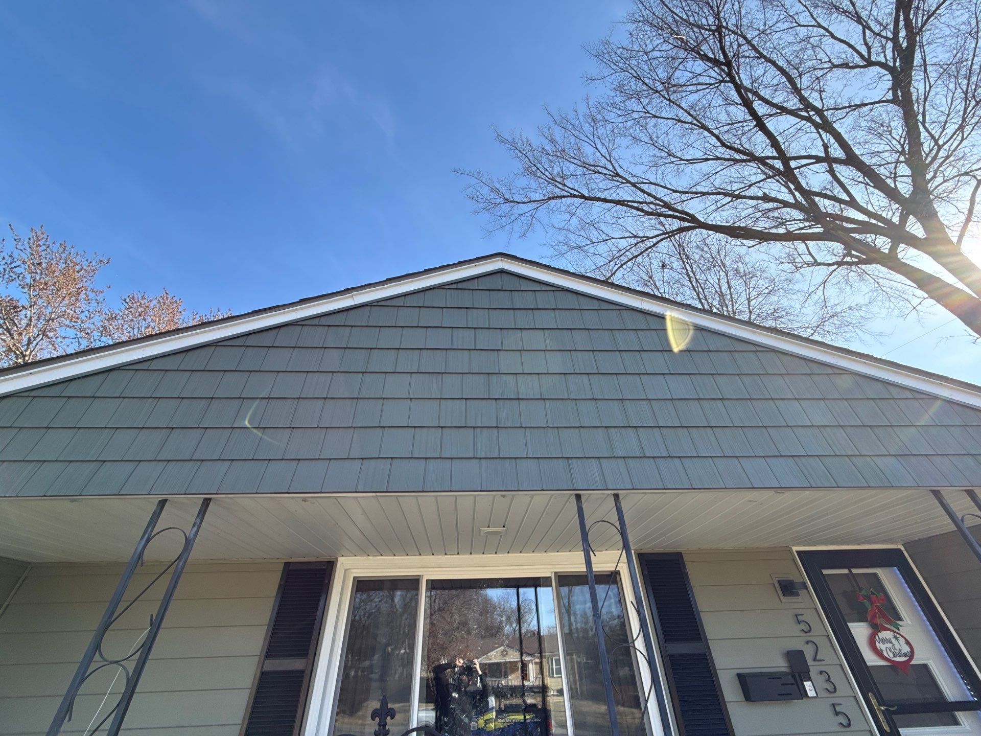 A whole new look for this Gladstone Home by EEC Windows, Siding & Roofing