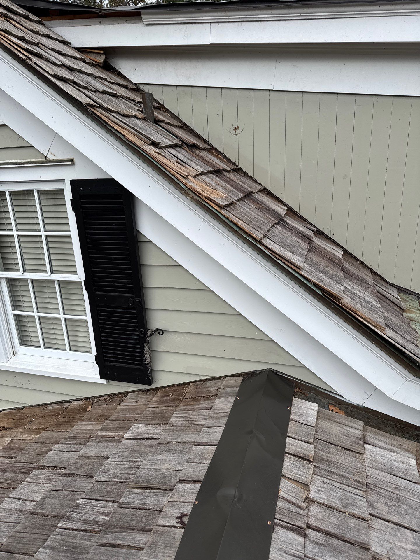 A Ford Plantation Classic by A Good Roofer Near Me