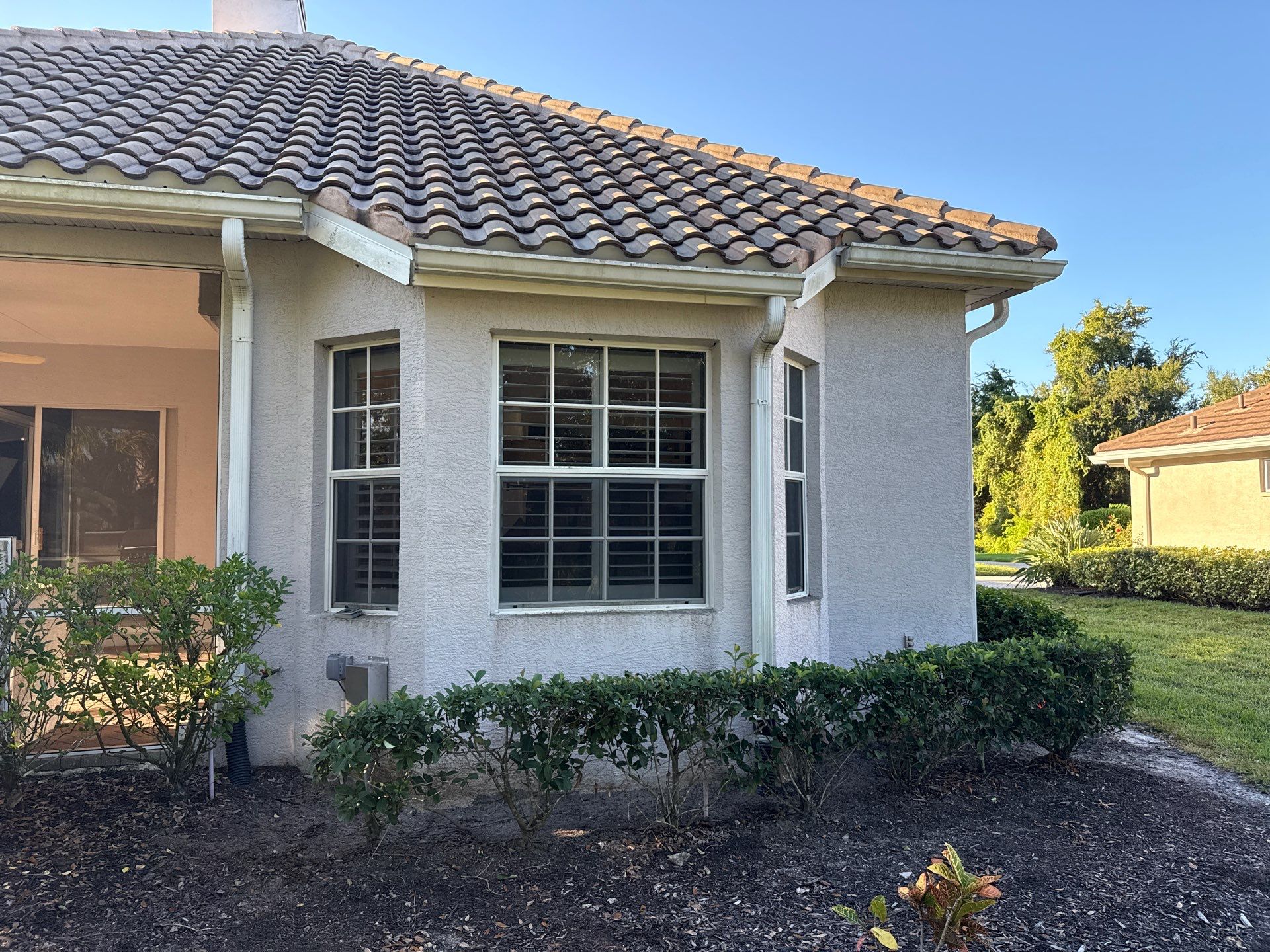 House Wash, Pool Deck & Screen Enclosure Cleaning | University Park, Sarasota FL by Sunshine AquaWash