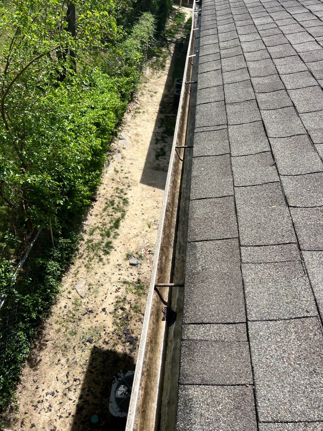 Commercial gutter cleaning Georgia after photo with clean gutters