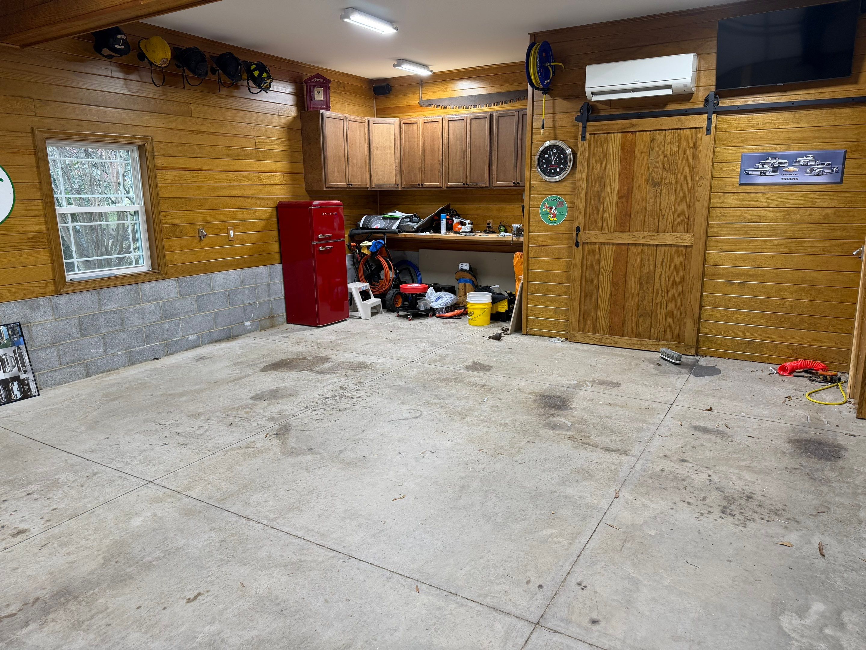Flake Garage Floor for the Walkers by Endure Concrete Coatings
