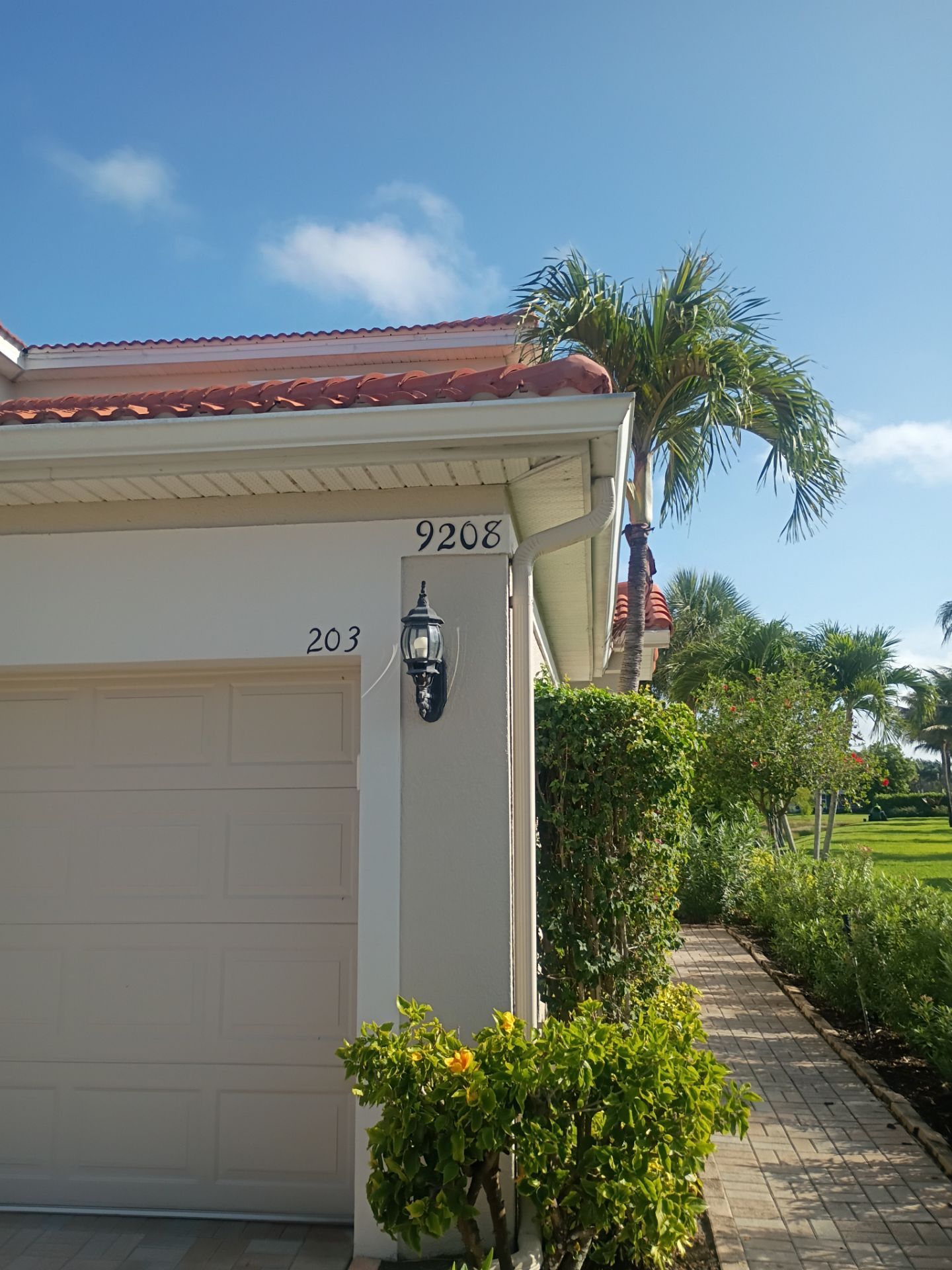 Aluminum Seamless Gutters using seal gutters in Fort Myers FL by Gutter Professors