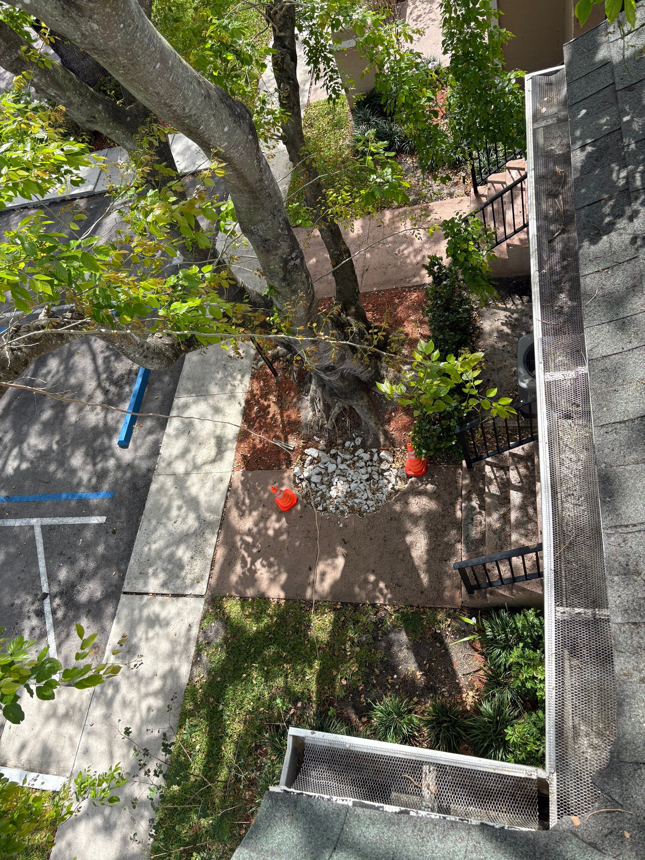 Commercial gutter cleaning Coral Springs & Pompano Beach, FL after photo with clean gutters