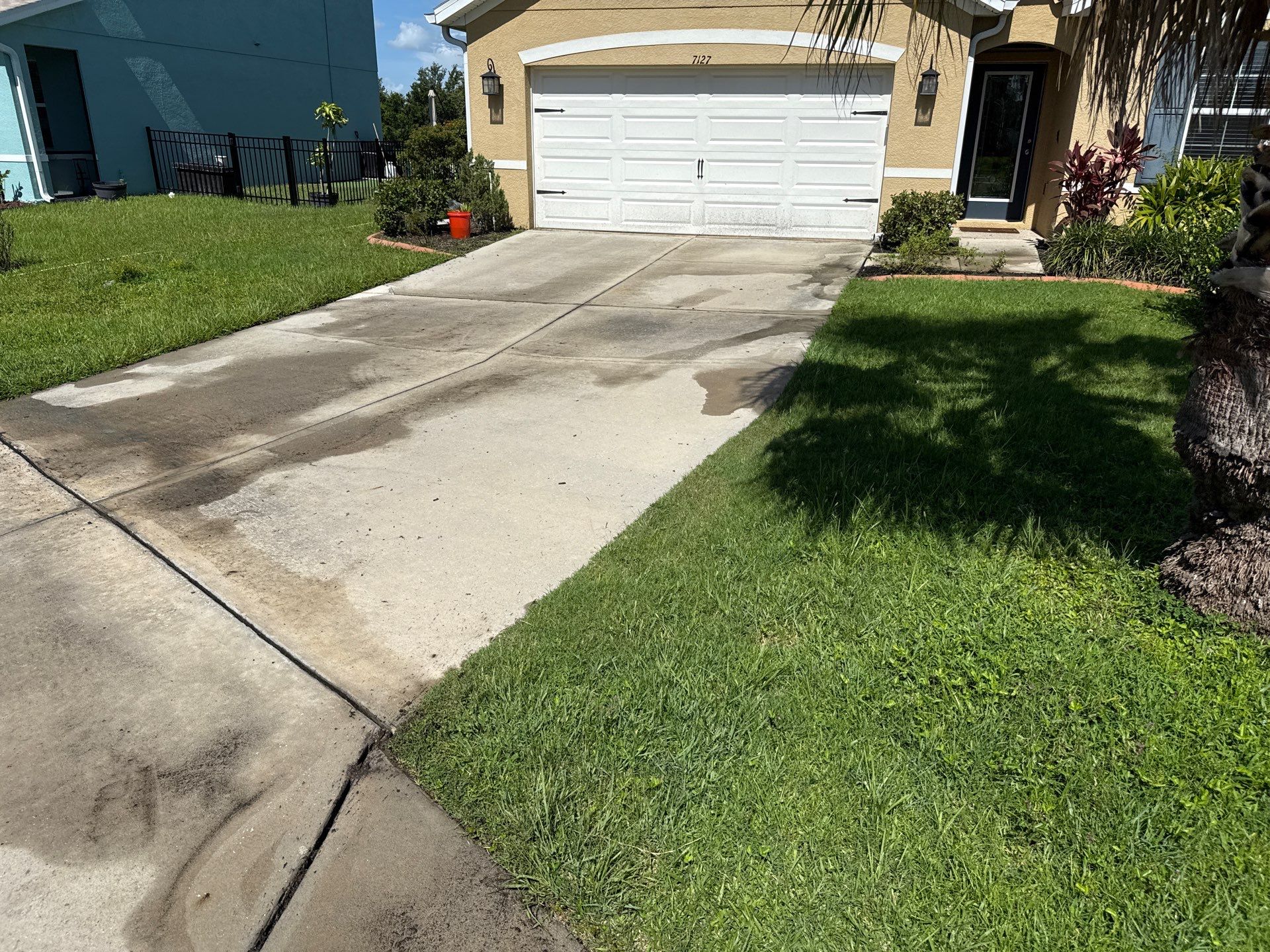 Concrete Driveway & Sidewalk Cleaning in Crystal Lakes – Palmetto, FL by Sunshine AquaWash