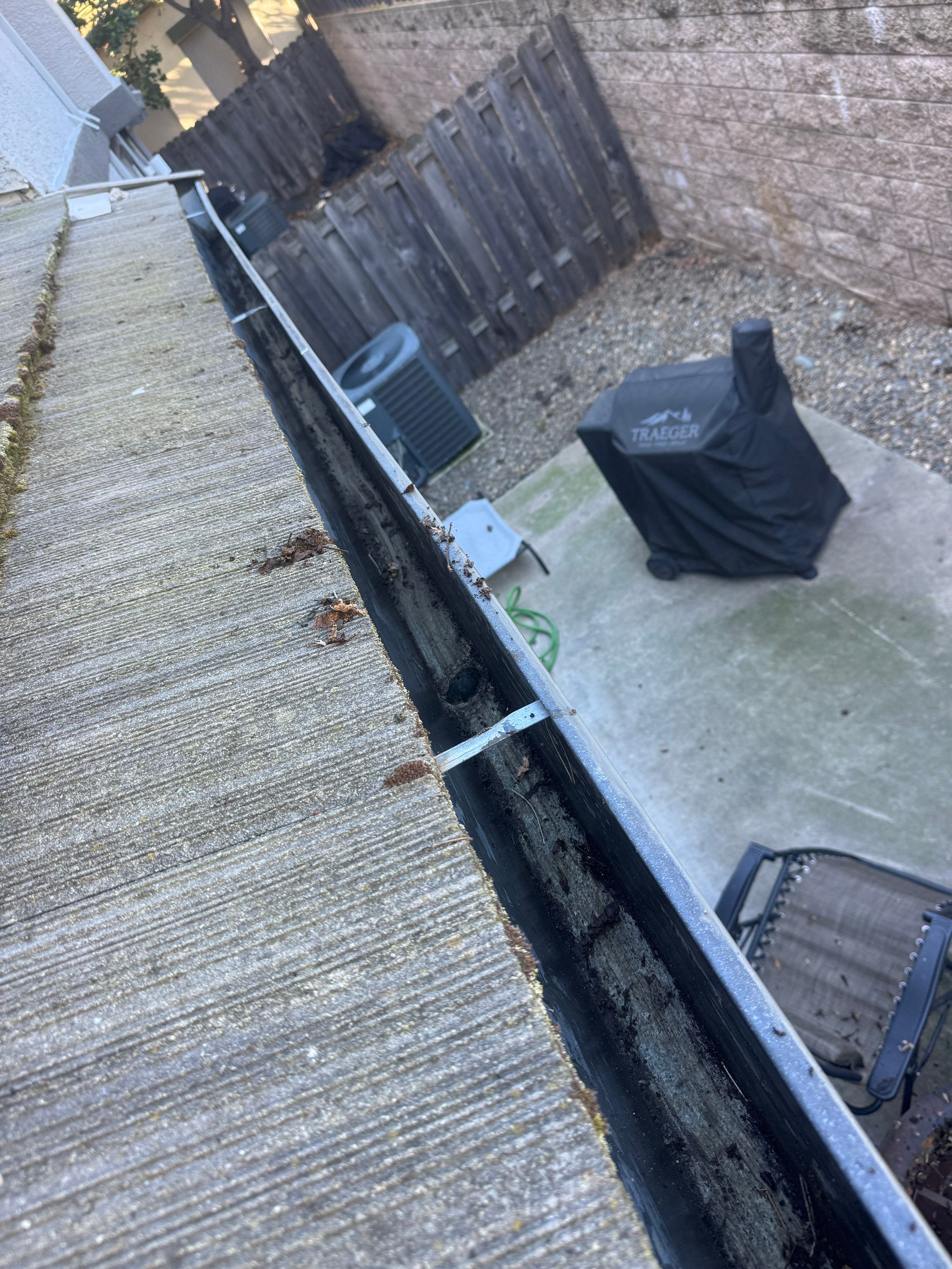 HOA gutter cleaning after photo.