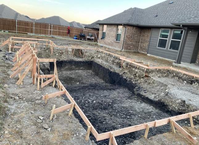 Geometric Pool with Raised Spa and Stone Coping by Pinnacle Pools and Spas - DFW