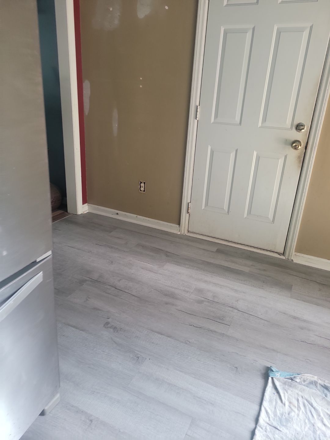 Holly Springs Kitchen Remodel – Two-Tone Shaker Cabinets & Open-Concept Design by Elite Remodeling and Design LLC