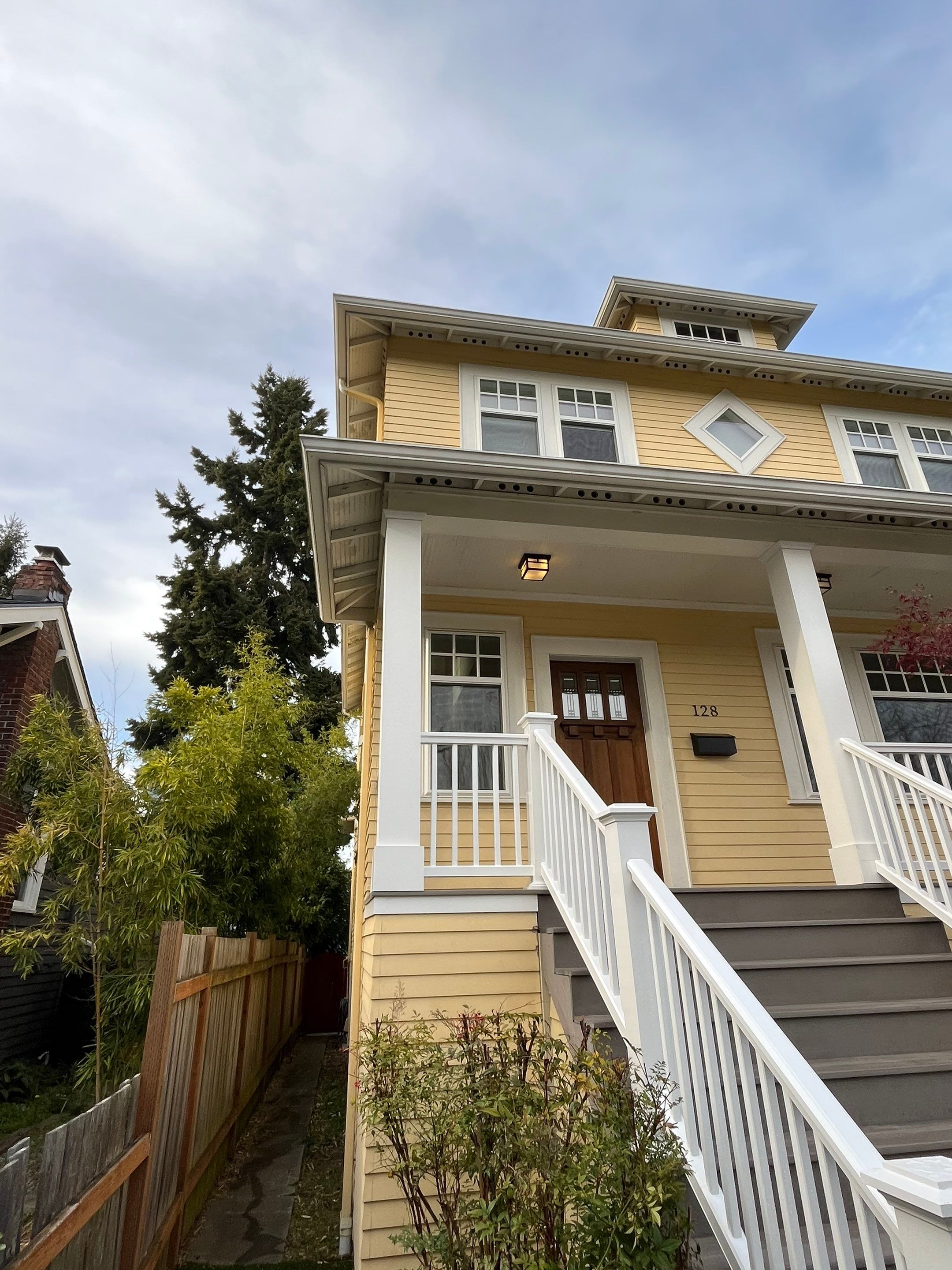 Greenlake Front Porch by Alki deck builders 