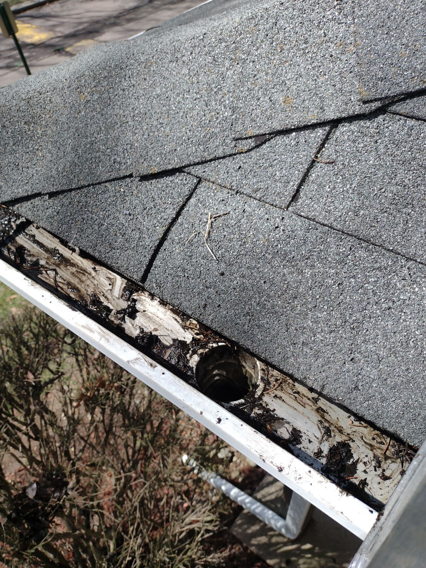 Commercial gutter cleaning Georgia after photo with clean gutters