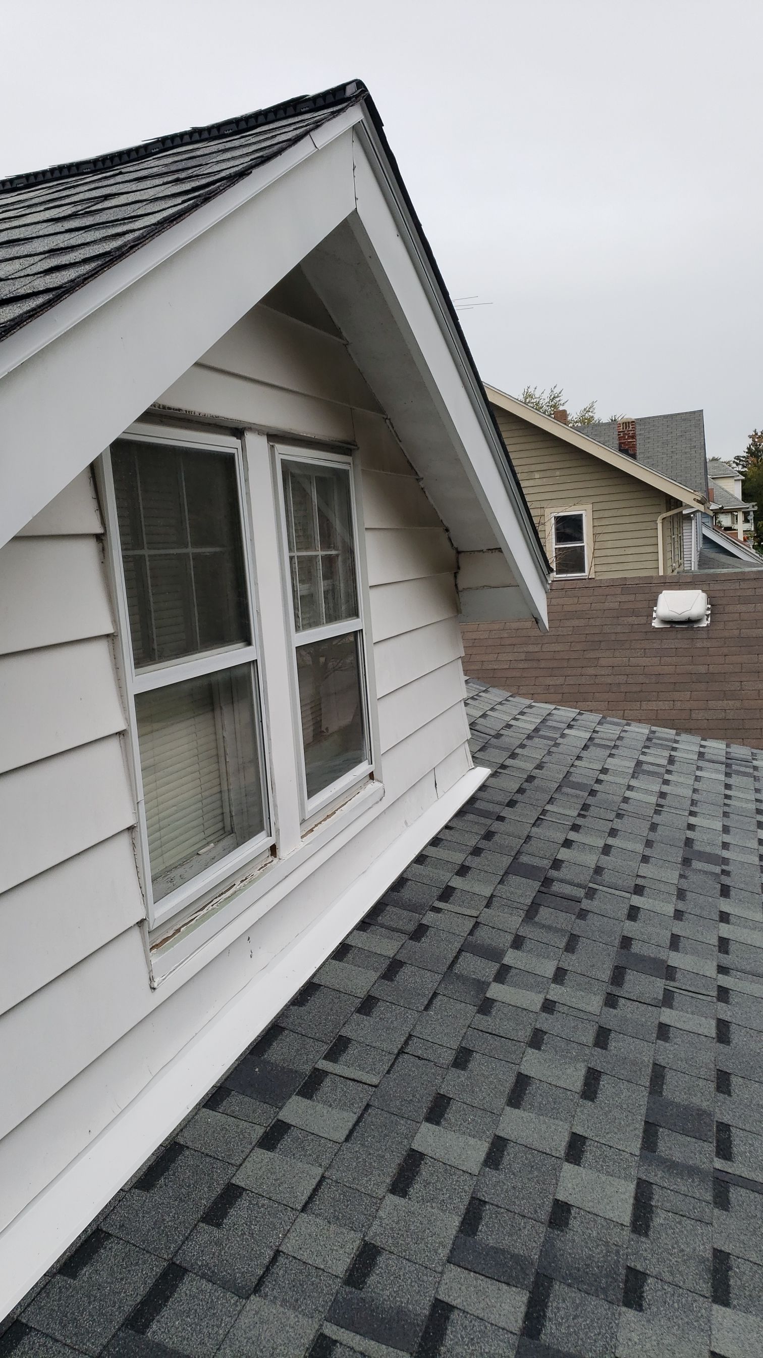 ATLAS PINNACLE COLOR: HEARTHSTONE DRIP EDGE: WHITE by Eagle Eye Roofing