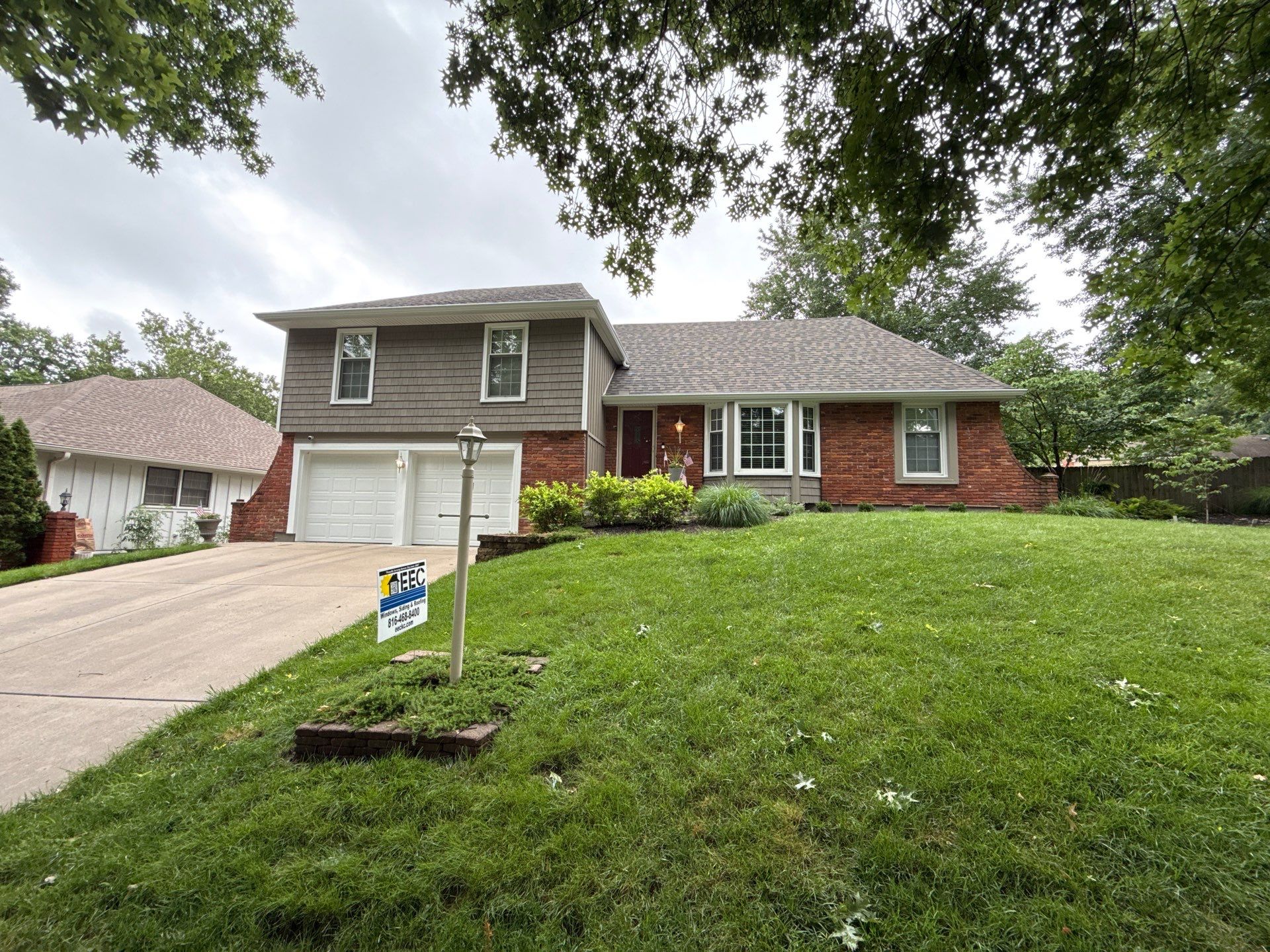Complete Kansas City Exterior Remodel With IKO Roofing and Craneboard Siding by EEC Windows, Siding & Roofing