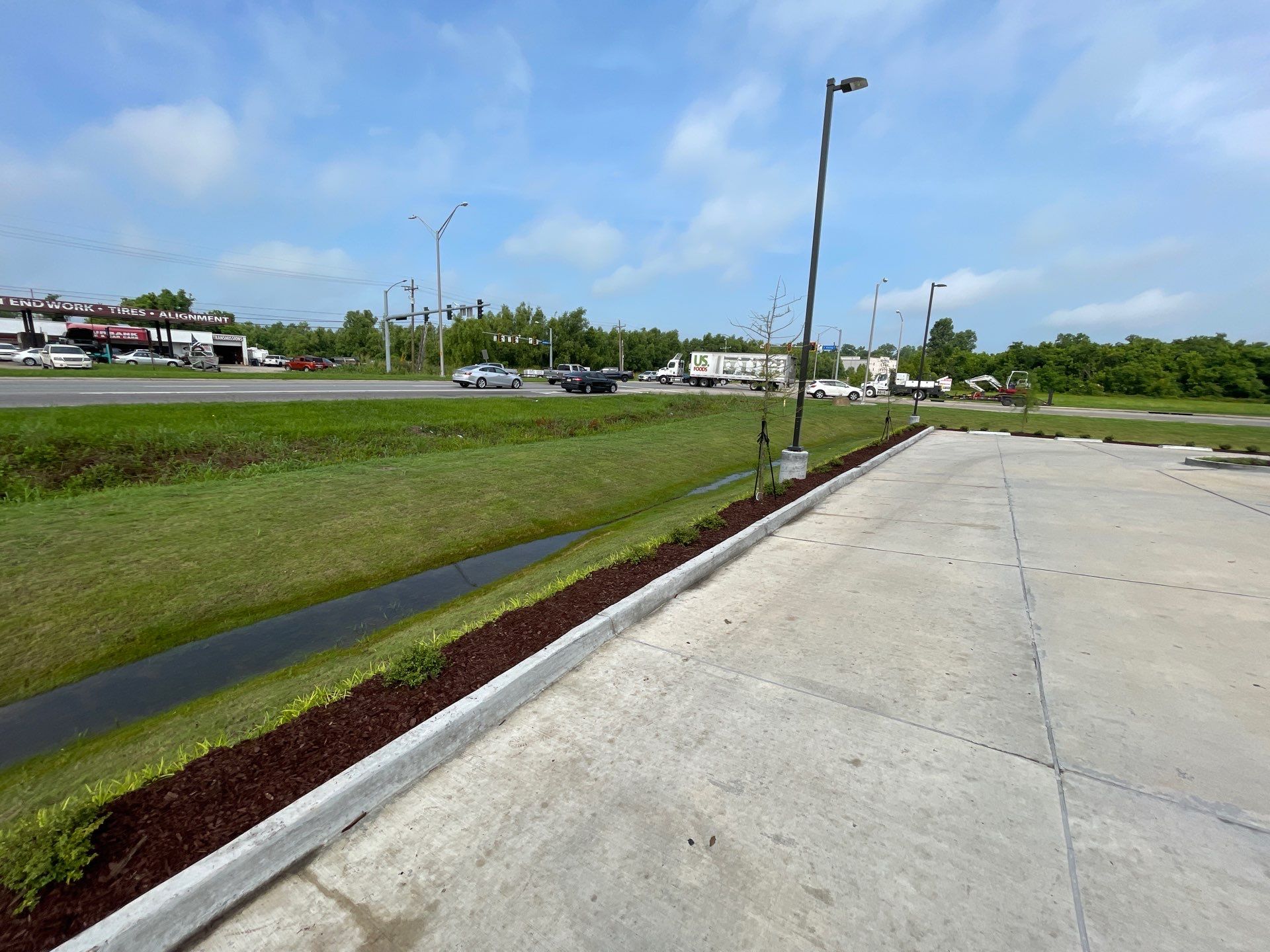 COMMERCIAL: HEDGE TRIM / BED CLEAN / MULCH INSTALL using BROWN MULCH "BARK BRITE" by CutScape, LLC.