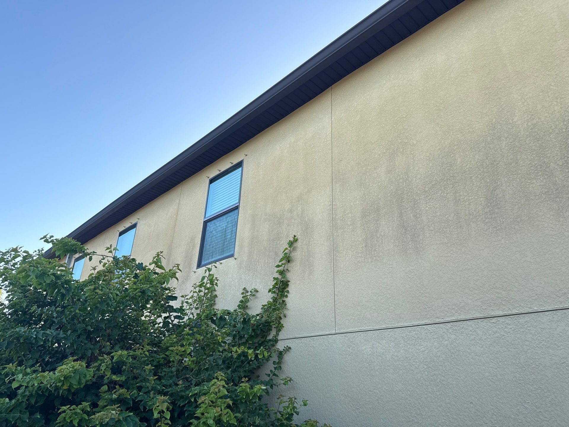 2-Story Stucco House Wash & Tan Vinyl Fence Cleaning | Sheffield Glen Palmetto, FL by Sunshine AquaWash
