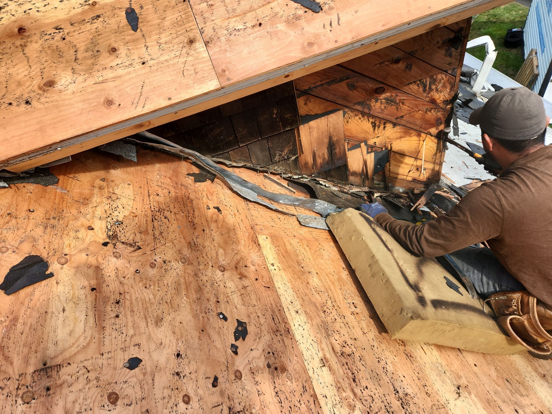 Residential Roofing Installation using Owens Corning TruDefinition Duration - Estate Gray & Flagstone Cedar Impressions by A Plus Exterior