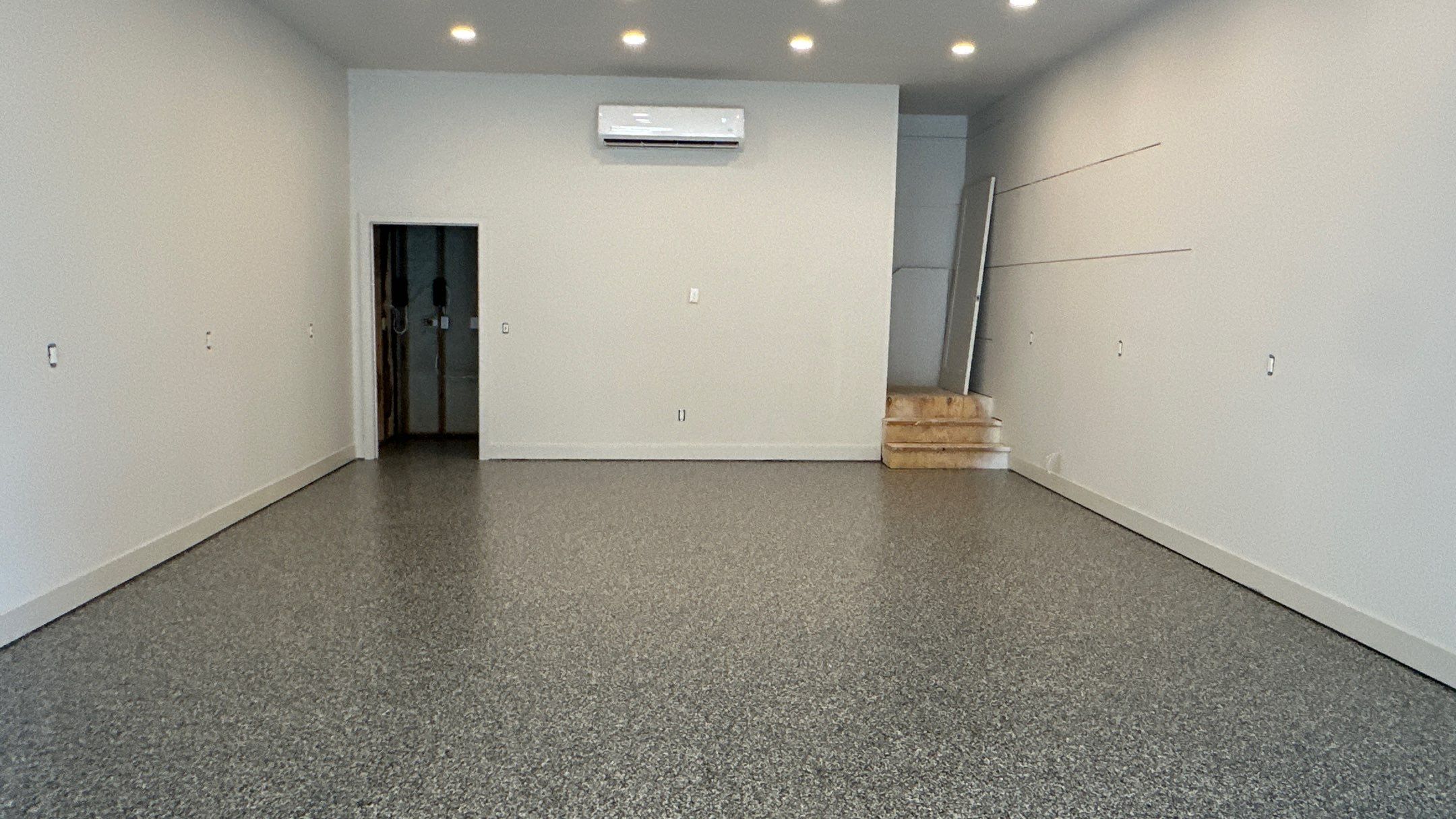 Check out this beautiful Banner flake floor by Banner Garage