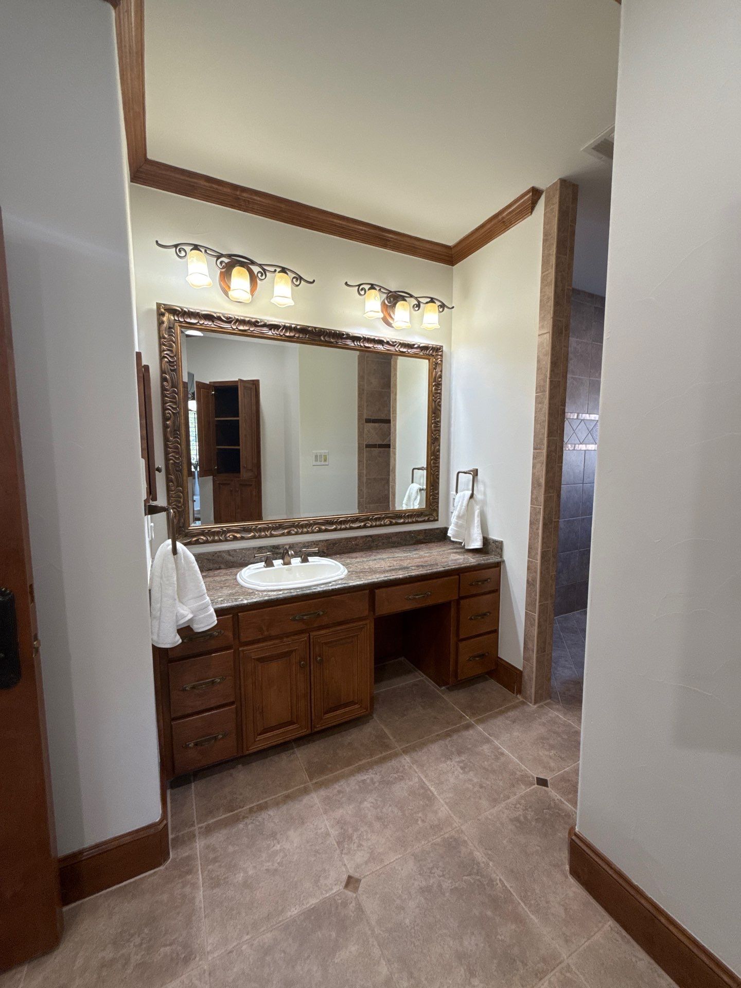 Luxury Remodel in Castle Hills by HOMES BY JAR