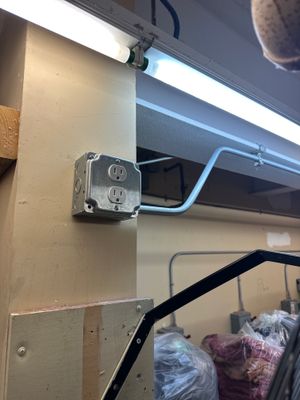 Commercial Laundry Room Outlet & Fluorescent Light Wiring