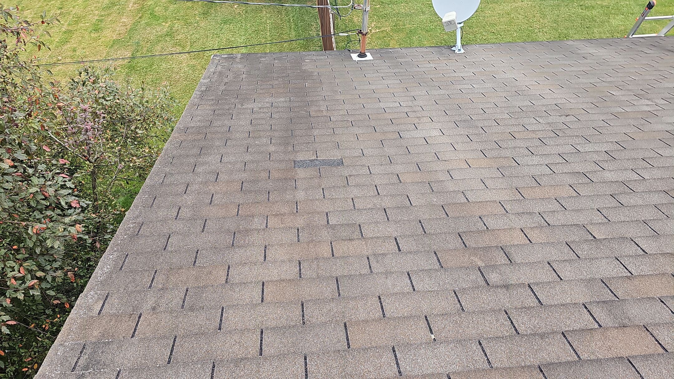Atlas Pinnacle, Color: Oyster Shell, Drip Edge: White by Eagle Eye Roofing