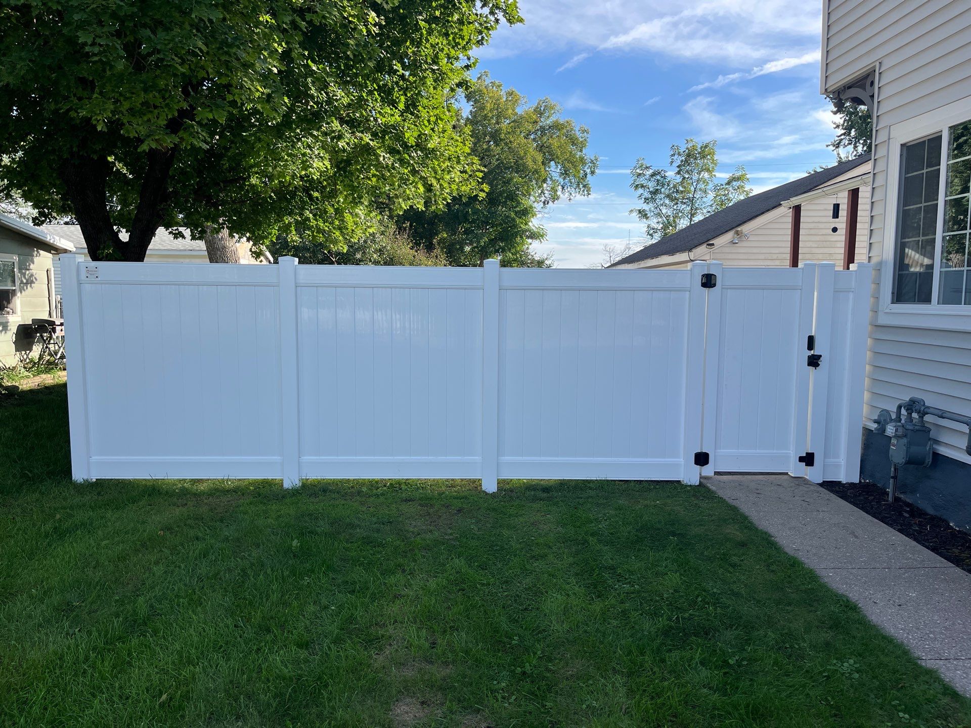 White Vinyl Privacy Fence and Black Chain Link Installation in Sumner by Perfect Picket Fence and Stain
