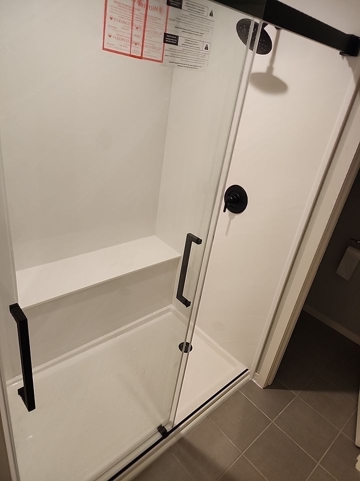 Bathtub replacements with new Onyx walls by The Shower Company